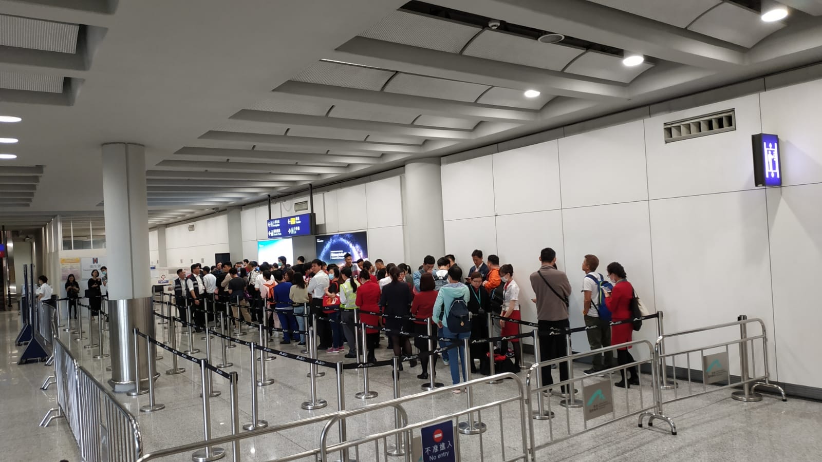 今早9時,機場禁區內注射疫苗人數約40多人,上午仍可即時取籌。(民航工會提供) 高雄清潔公司、高雄大樓清潔、高雄洗水塔、高雄地板打蠟、高雄石材保養-一和高雄清潔公司