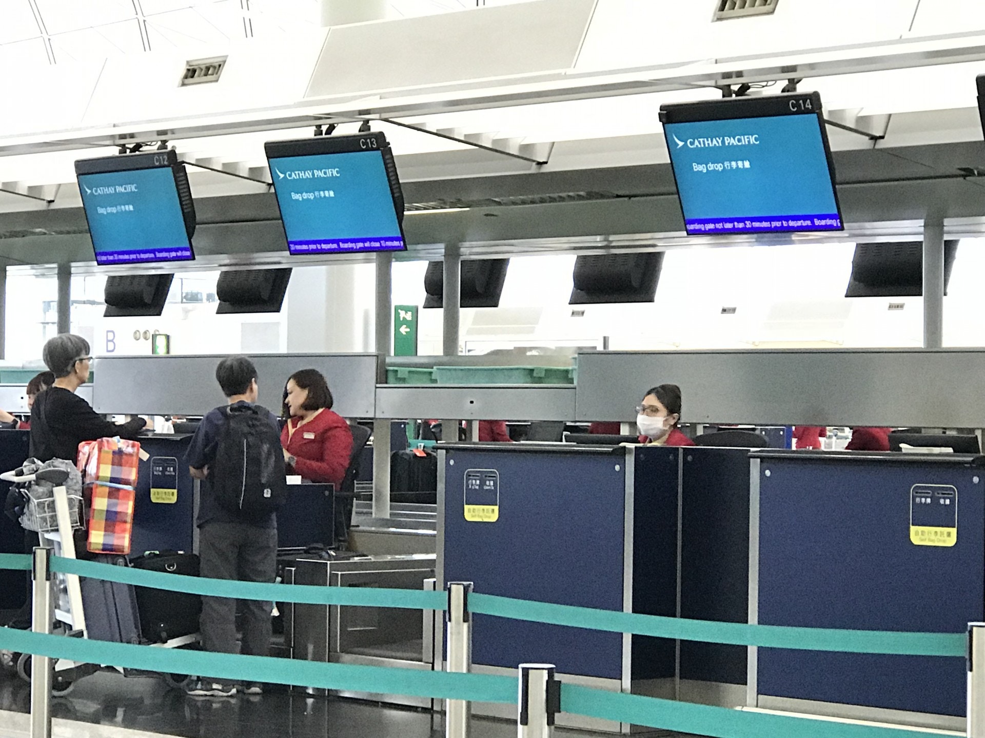 國泰昨日的書面回覆指,未注射麻疹疫苗的員工,可考慮於室內或機艙內工作時佩載口罩。(資料圖片/鄭翠碧攝) 高雄清潔公司、高雄大樓清潔、高雄洗水塔、高雄地板打蠟、高雄石材保養-一和高雄清潔公司