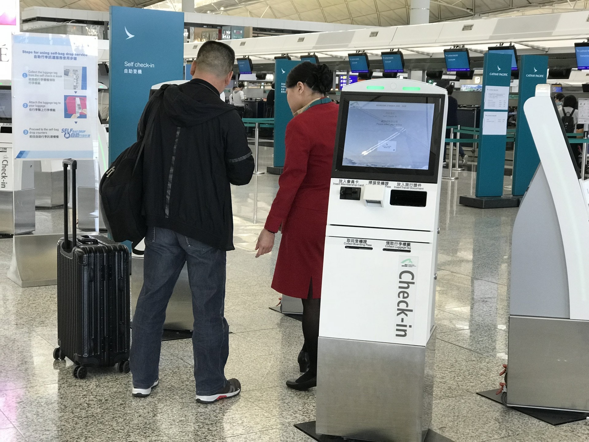 國泰航空昨日(29日)終容許空中服務員當值時配戴口罩。(資料圖片/鄭翠碧攝) 高雄清潔公司、高雄大樓清潔、高雄洗水塔、高雄地板打蠟、高雄石材保養-一和高雄清潔公司