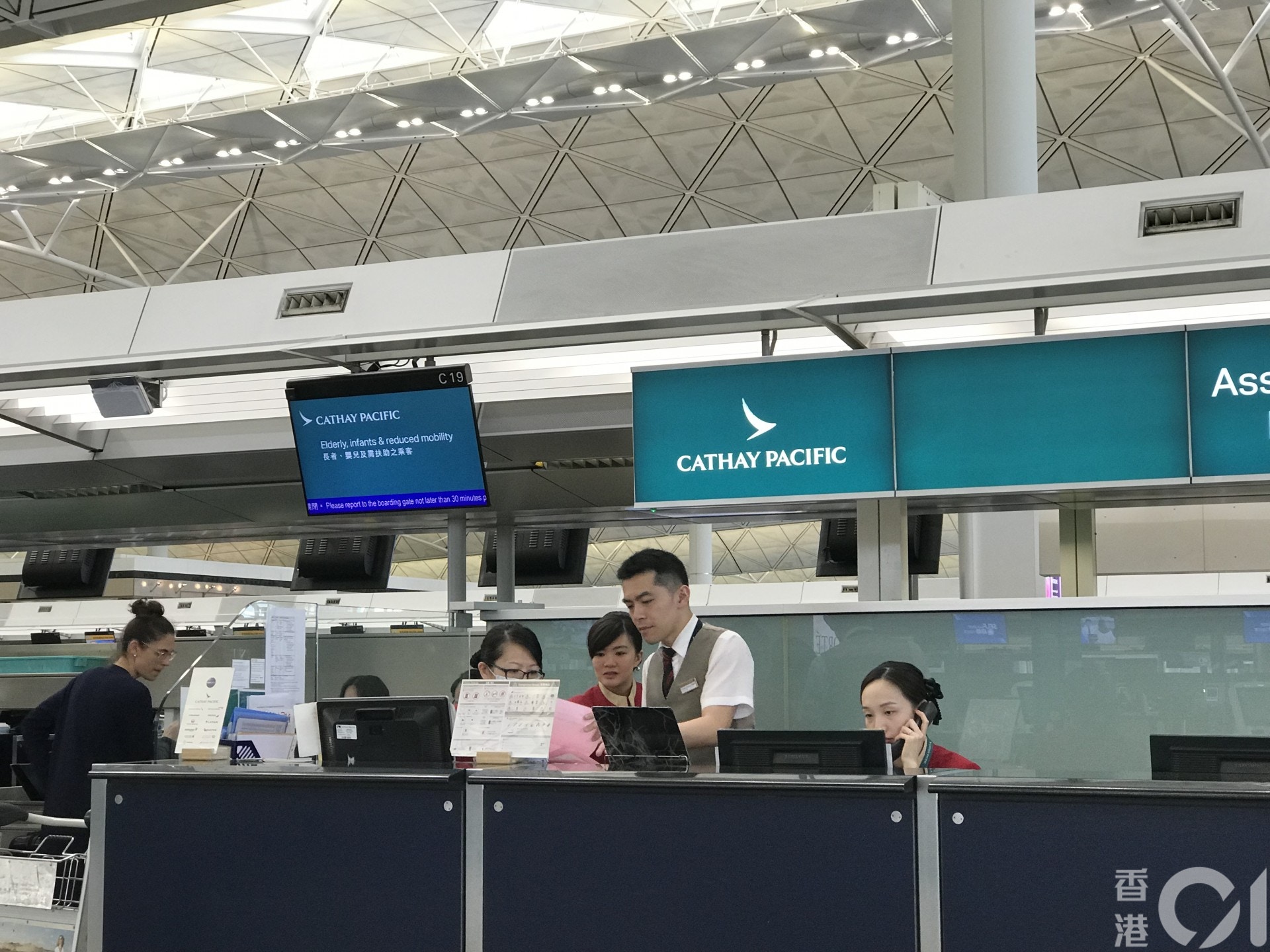 國泰至今染麻疹員工分別有23歲空少、41歲男機師以及今日確診的26歲女職員。(資料圖片/ 鄭翠碧攝) 高雄清潔公司、高雄大樓清潔、高雄洗水塔、高雄地板打蠟、高雄石材保養-一和高雄清潔公司