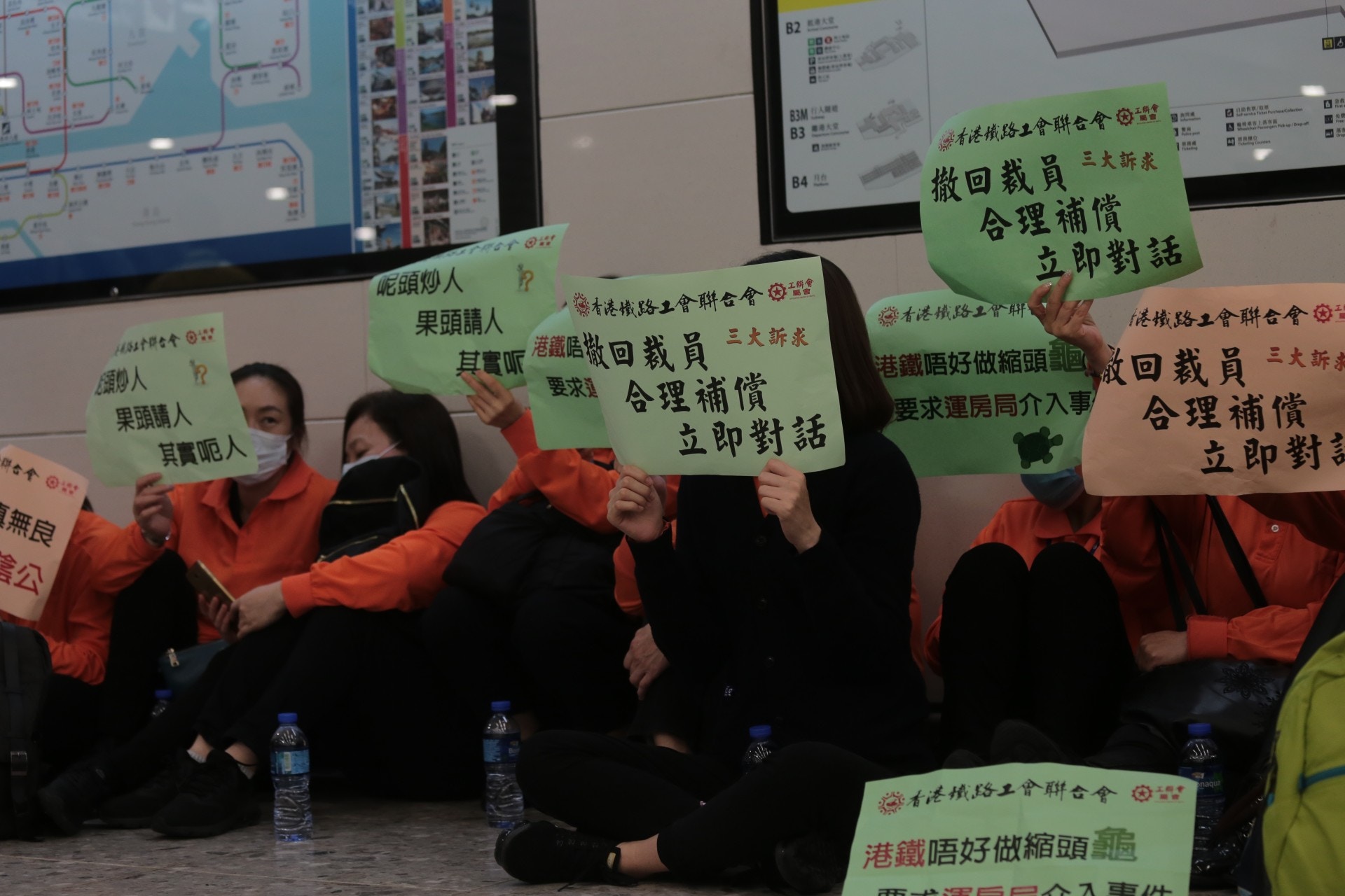 大批高鐵員工靜坐抗議。(余睿菁攝) 大批高鐵員工靜坐抗議。(余睿菁攝)