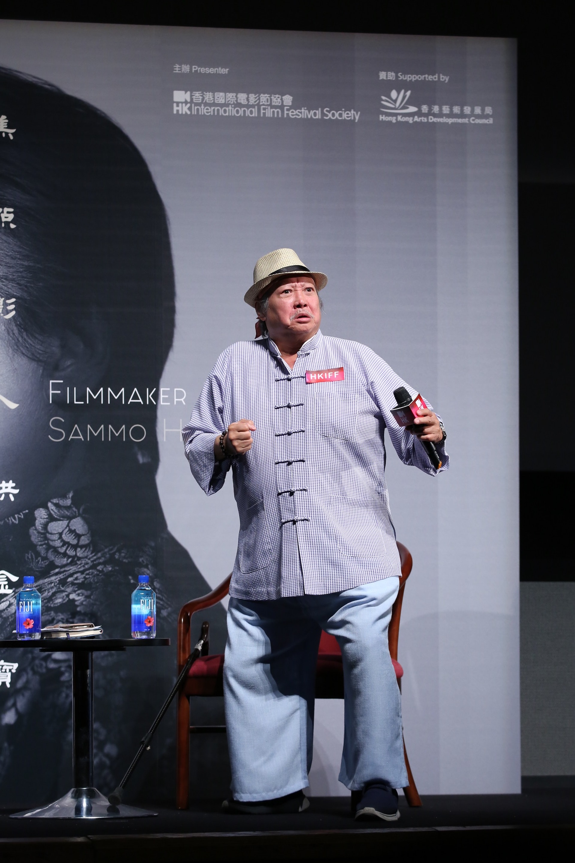 洪金寶大哥提及當年拍攝經典場面時,忍不住即場親身示範。(葉志明 攝) 洪金寶大哥提及當年拍攝經典場面時,忍不住即場親身示範。(葉志明 攝)