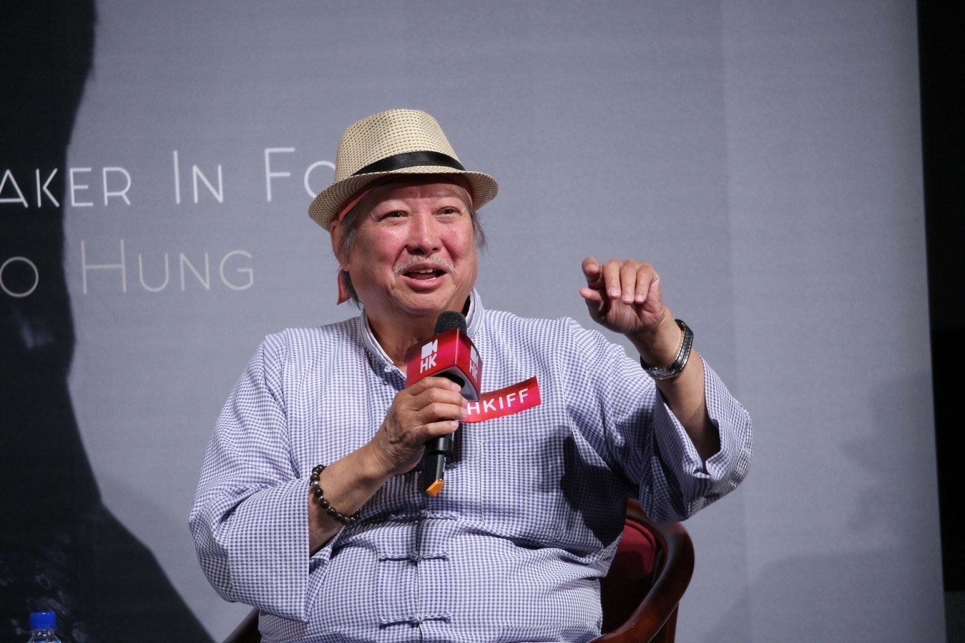 講到當年初入行時,大哥笑指要偷偷學習,不能俾人知,返回學校就會教其他學生。(葉志明攝) 講到當年初入行時,大哥笑指要偷偷學習,不能俾人知,返回學校就會教其他學生。(葉志明攝)