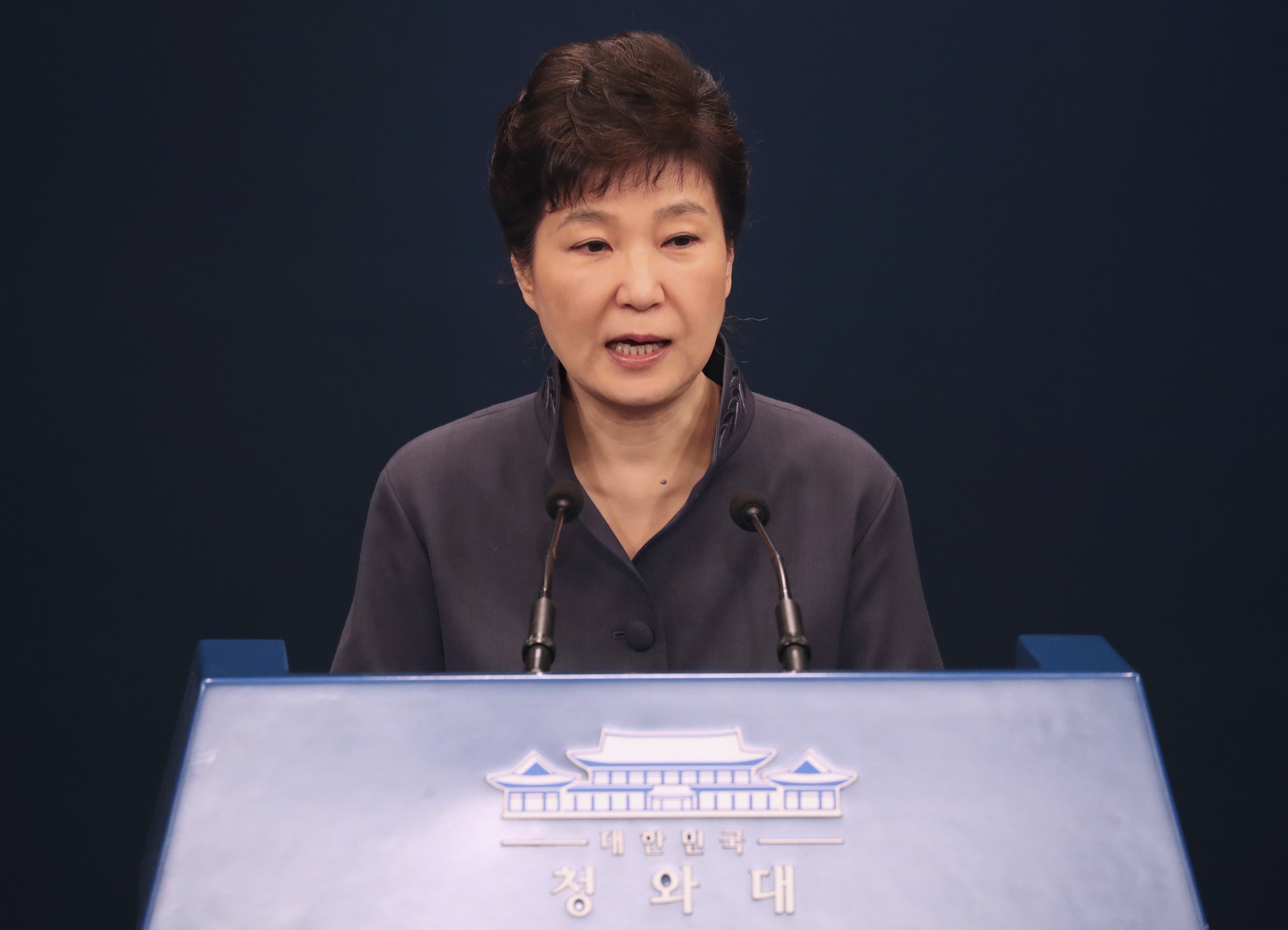 朴槿惠公開承認曾徵詢好友崔順實意見。（美聯社）