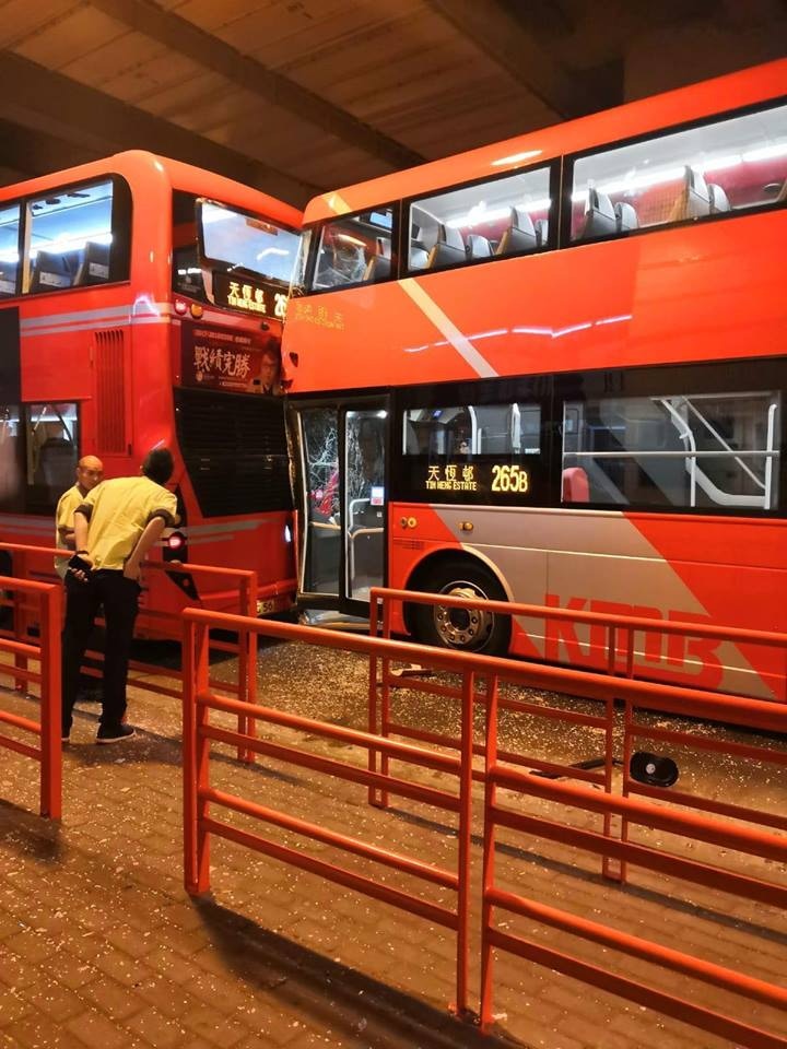 九巴新車落地即撞涉事女司機意外前與新車合照 香港高登討論區