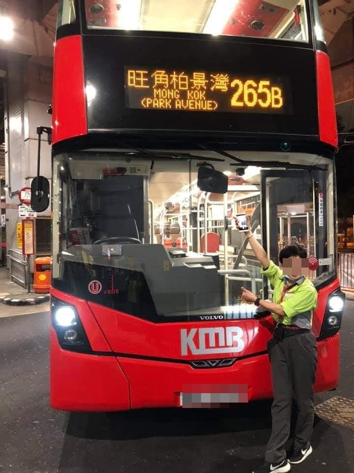 玻璃樓梯設計新九巴首宗意外擋風玻璃碎裂駛回車廠檢查 香港01 突發