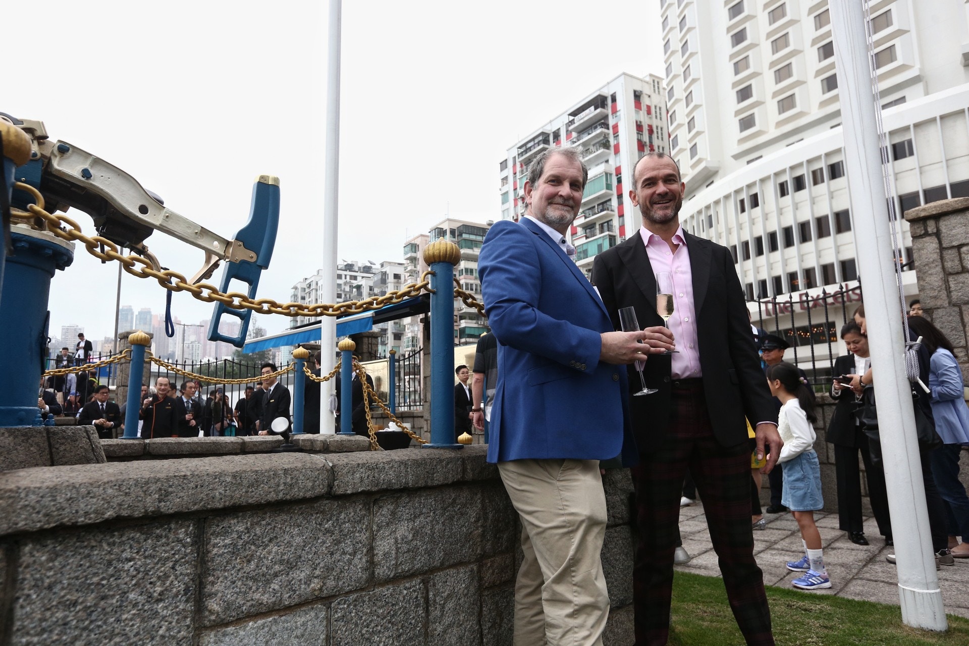 来自英国的Paul Cheeseman（左）为主持仪式的客人。(罗君豪摄)