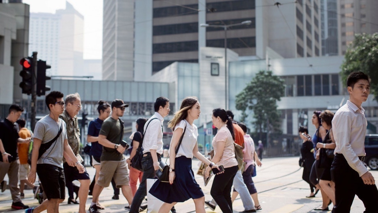 政府統計處上周五(3月29日)公布2018年十八區人口及住戶統計資料,本港住戶入息中位數為28,000元,較2017年增加1,500元。2017年中西區住戶每月入息中位數最高,今次則要「退位讓賢」;深水埗被視為基層社區,但入息中位數卻不是最低。此外,有一區比2017年排名「連跌三級」跌出十大。以下會為大家進一步整理各區數字(各區之後的括號內為2017年收入排名)。(資料圖片) 政府統計處上周五(3月29日)公布2018年十八區人口及住戶統計資料,本港住戶入息中位數為28,000元,較2017年增加1,500元。2017年中西區住戶每月入息中位數最高,今次則要「退位讓賢」;深水埗被視為基層社區,但入息中位數卻不是最低。此外,有一區比2017年排名「連跌三級」跌出十大。以下會為大家進一步整理各區數字(各區之後的括號內為2017年收入排名)。(資料圖片)