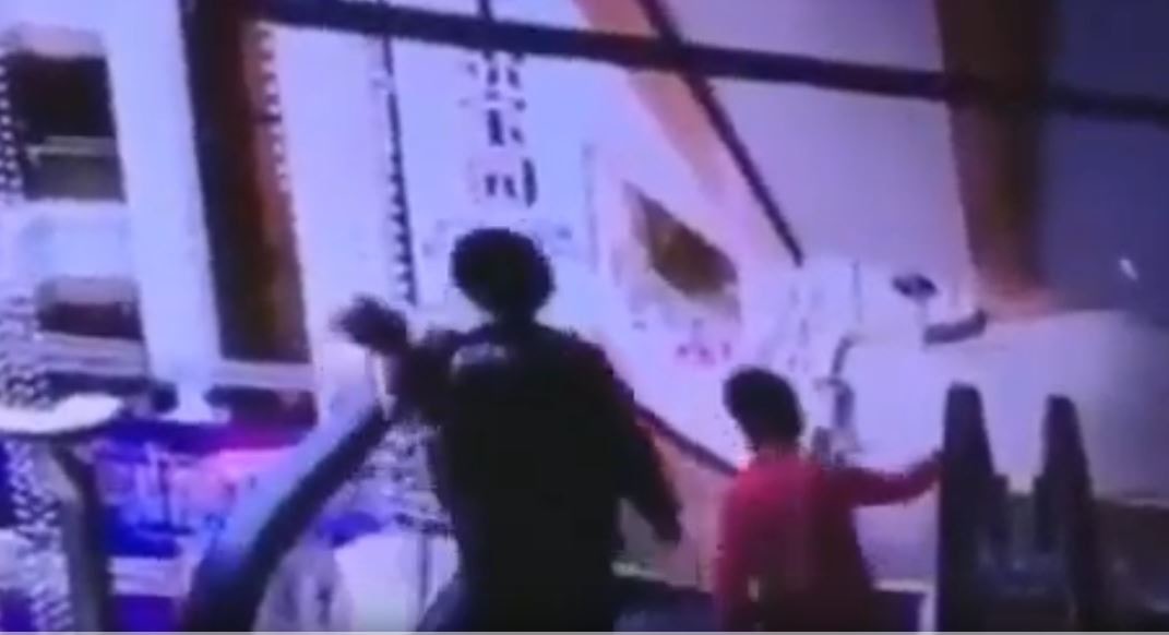 事件發生於東莞常平正利廣場。（影片截圖）