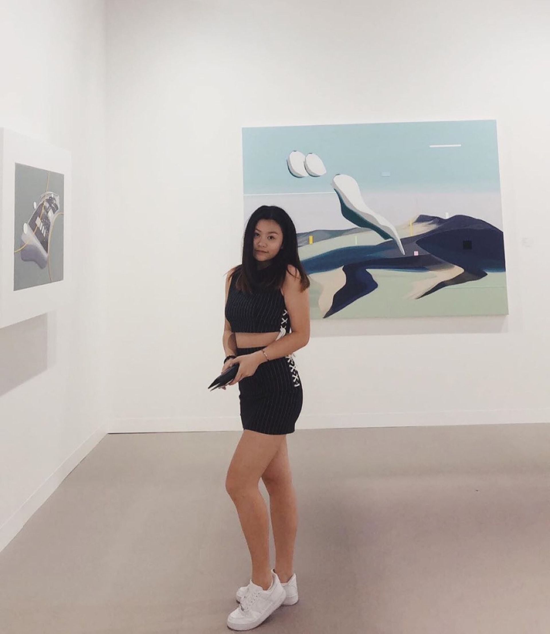 女大十八變,沈日上載自己去睇Art Basel嘅相片,又腰又長腿,係青春呀! 女大十八變,沈日上載自己去睇Art Basel嘅相片,又腰又長腿,係青春呀!
