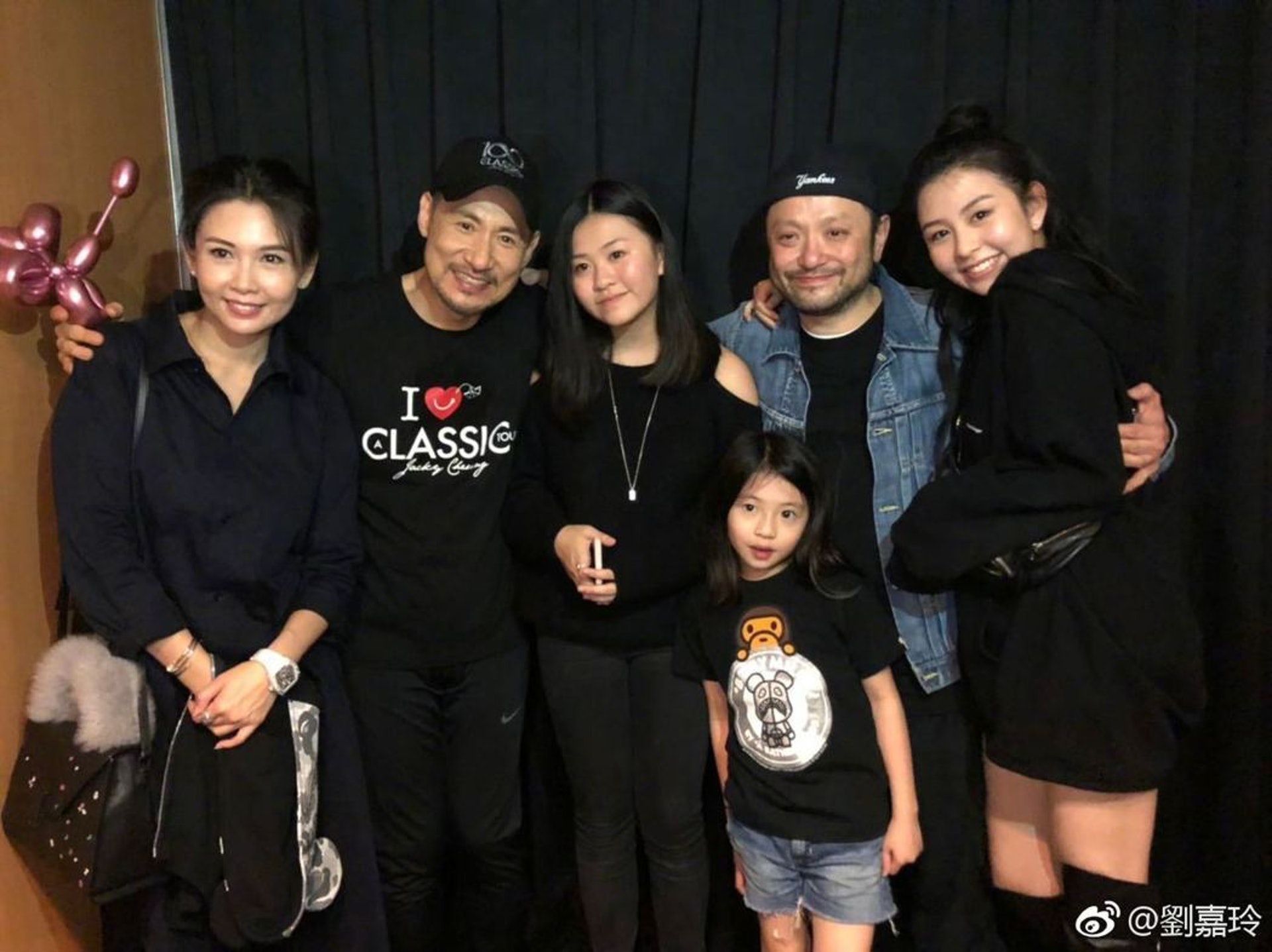 沈日似爸爸沈嘉偉多啲。 沈日似爸爸沈嘉偉多啲。