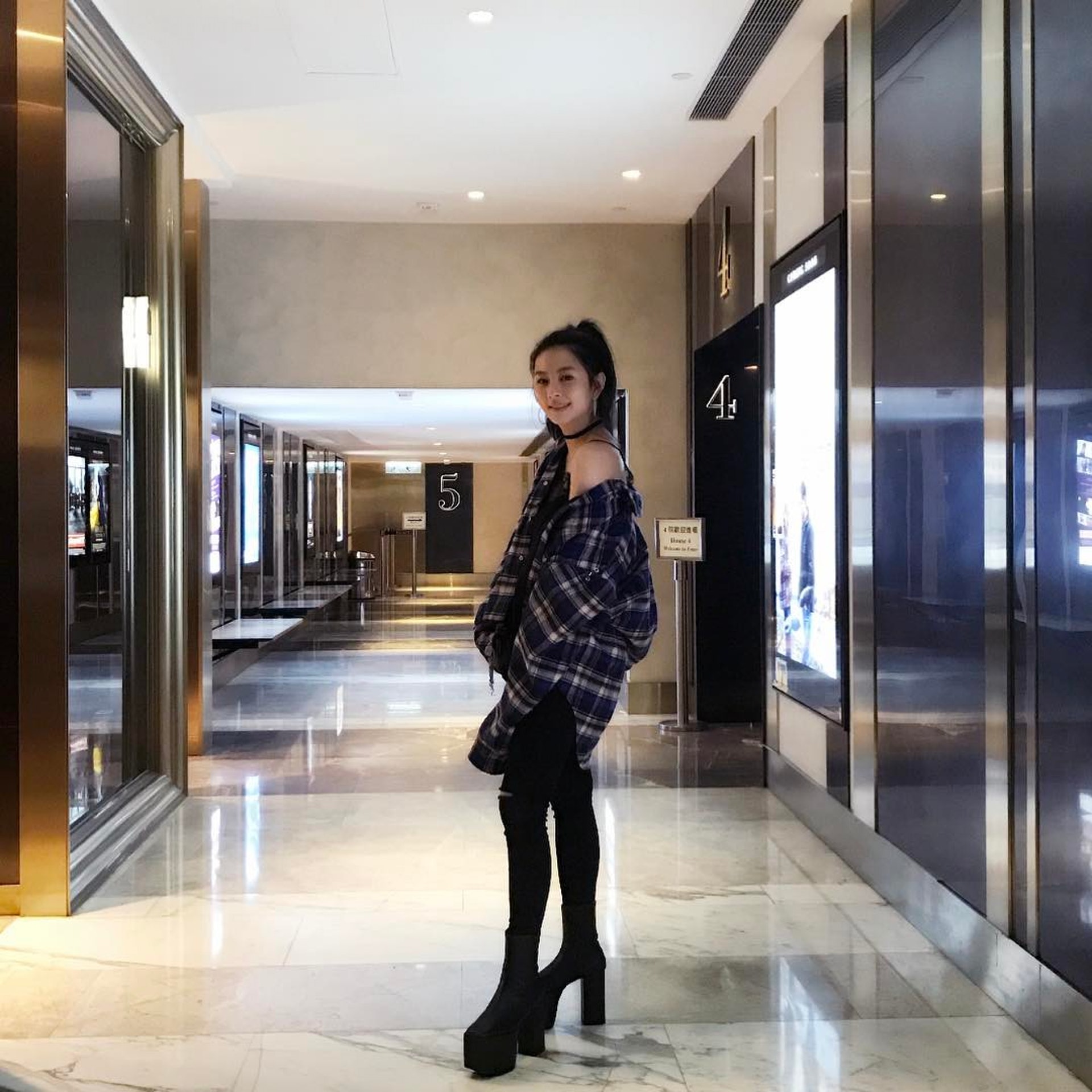 沈家女孩都好識扮pose,不過就咁睇,家姐沈月就似乎更有星味。 沈家女孩都好識扮pose,不過就咁睇,家姐沈月就似乎更有星味。