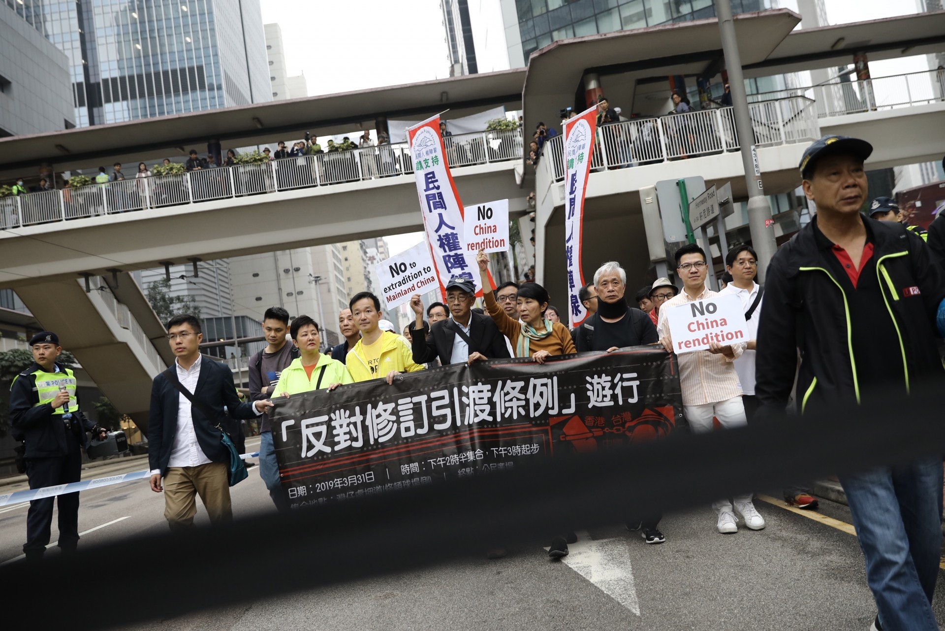 民主派立法會議員聯同民陣今天下午發起遊行反對修例,在天雨影響之下起步。(盧翊銘攝) 民主派立法會議員聯同民陣今天下午發起遊行反對修例,在天雨影響之下起步。(盧翊銘攝)