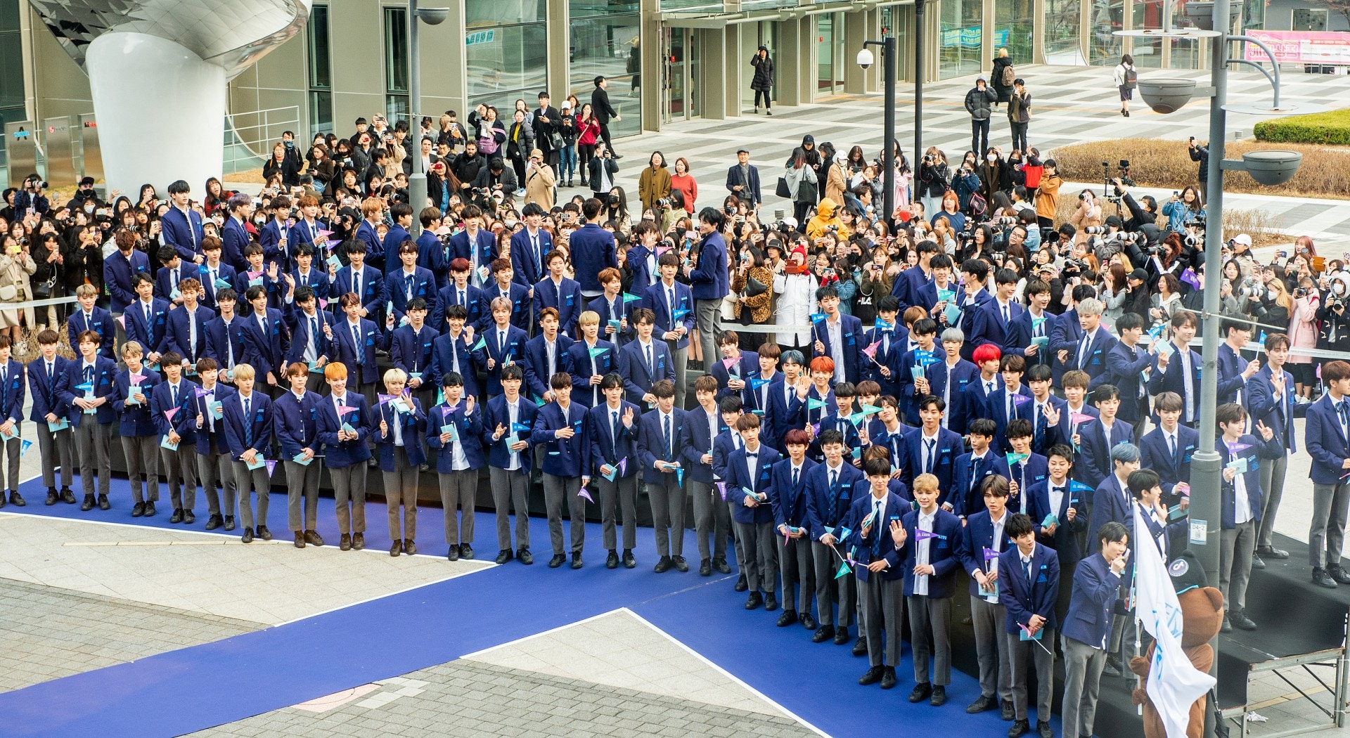 該網民又認為藝人要具備一定實力，才能令公司有出色的企劃。圖為《PRODCUE X 101》練習生。（視覺中國）