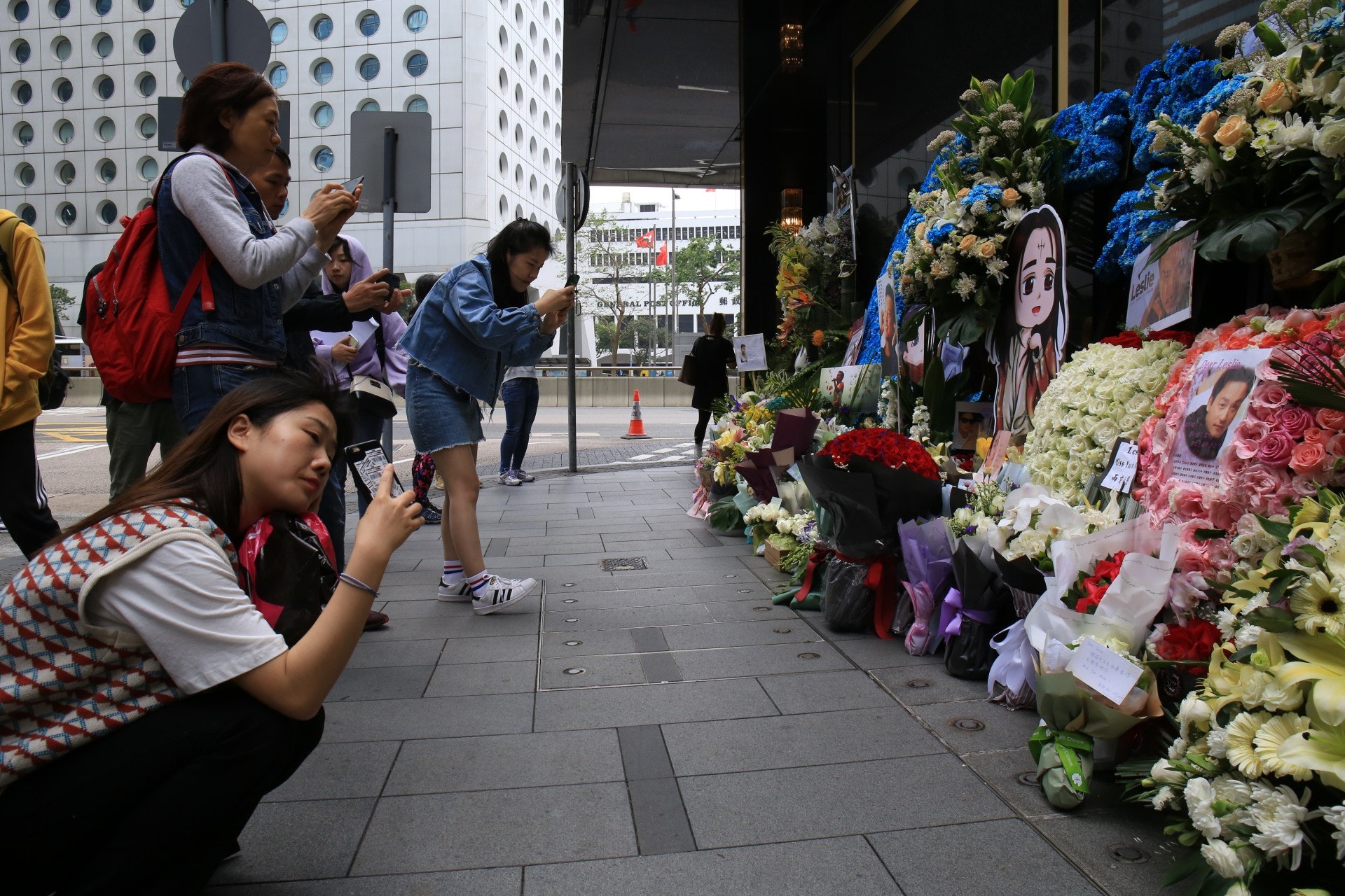 道路兩旁簇擁鮮花。(鄧詠中攝) 道路兩旁簇擁鮮花。(鄧詠中攝)