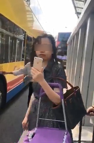 一名操普通話大媽日前在深圳灣搭巴士時，不滿車上沒有座位及職員未有預先通知，要求退錢及下車。（fb專頁「巴士台HK Bus Channel」短片截圖）