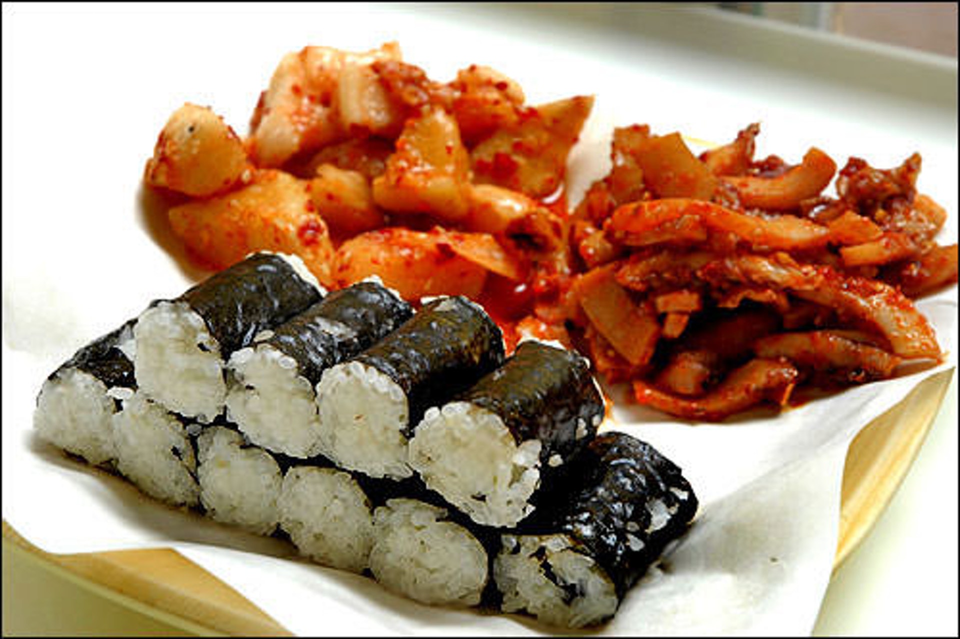在漁港小鎮常年有潮濕炎熱的海風吹過,如果在包飯中混入其他配菜,包飯很快就會變質。(韓巢) (韓巢)