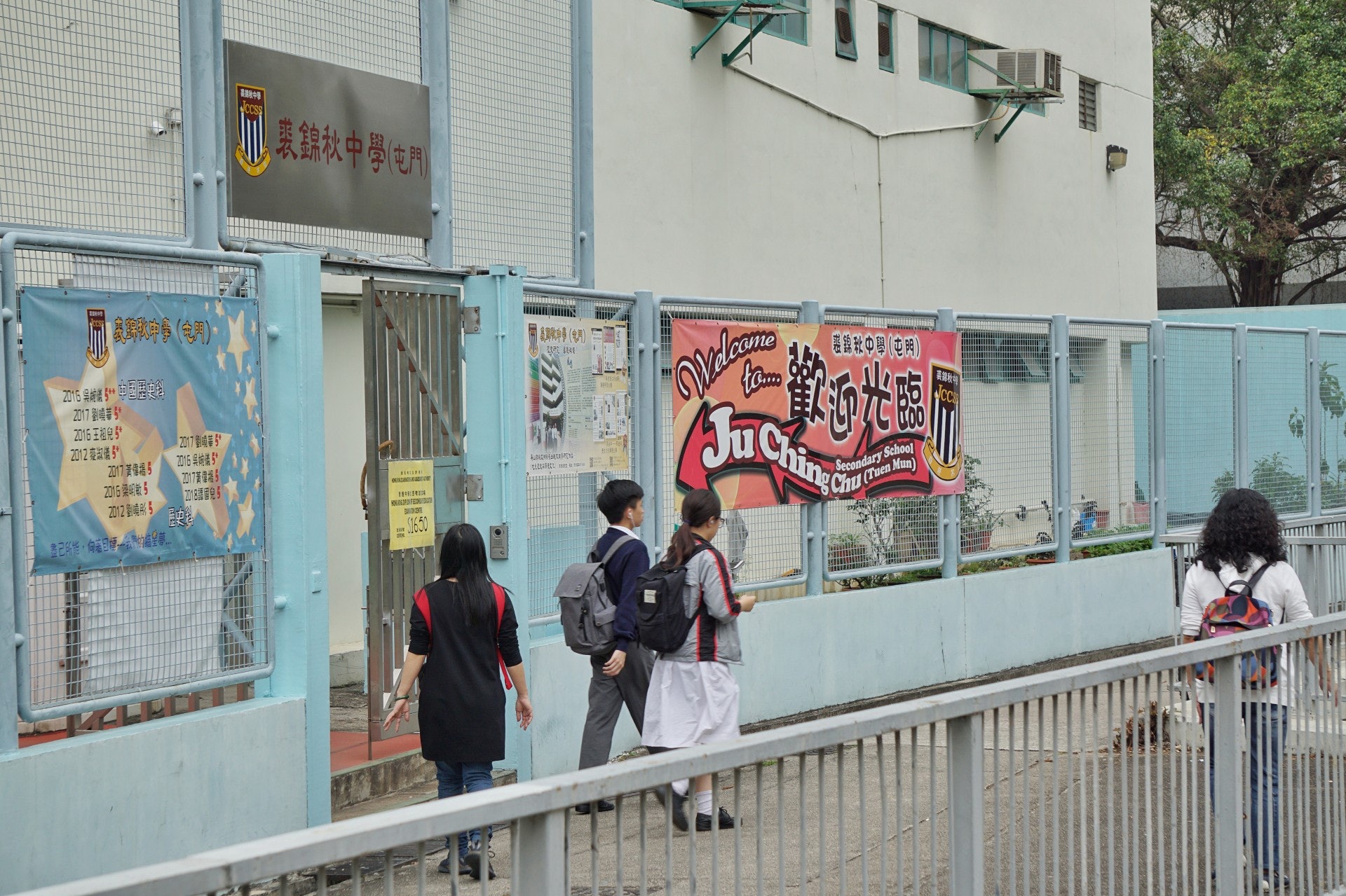 屯門裘錦秋中學發生懷疑校長欺壓老師事件,《香港01》獲悉,該校一名主任本學年初開學日,突然遭校長陳月平由高級學位教師(SGM)降職為學位教師(GM)。陳亦被指多番針對該名主任,包括以外出未拍卡為由,向主任發警告信。(洪嘉徽攝) 屯門裘錦秋中學發生懷疑校長欺壓老師事件,《香港01》獲悉,該校一名主任本學年初開學日,突然遭校長陳月平由高級學位教師(SGM)降職為學位教師(GM)。陳亦被指多番針對該名主任,包括以外出未拍卡為由,向主任發警告信。(洪嘉徽攝)