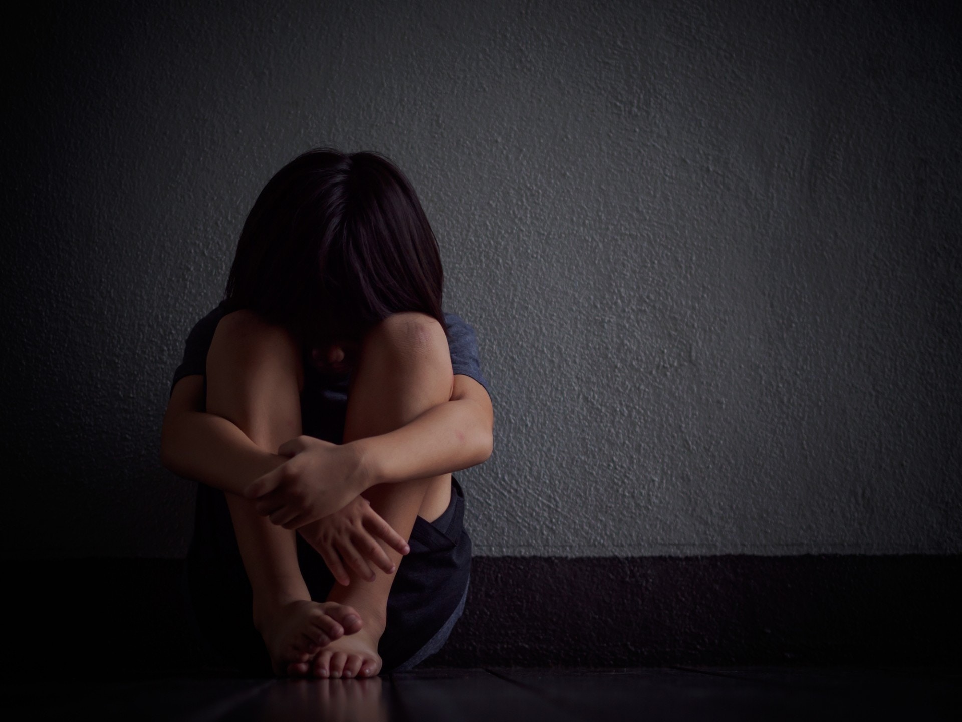 惡魔老闆凌虐員工幼女　剃光頭、飲尿、逼口交　自稱同性戀圖脫罪
