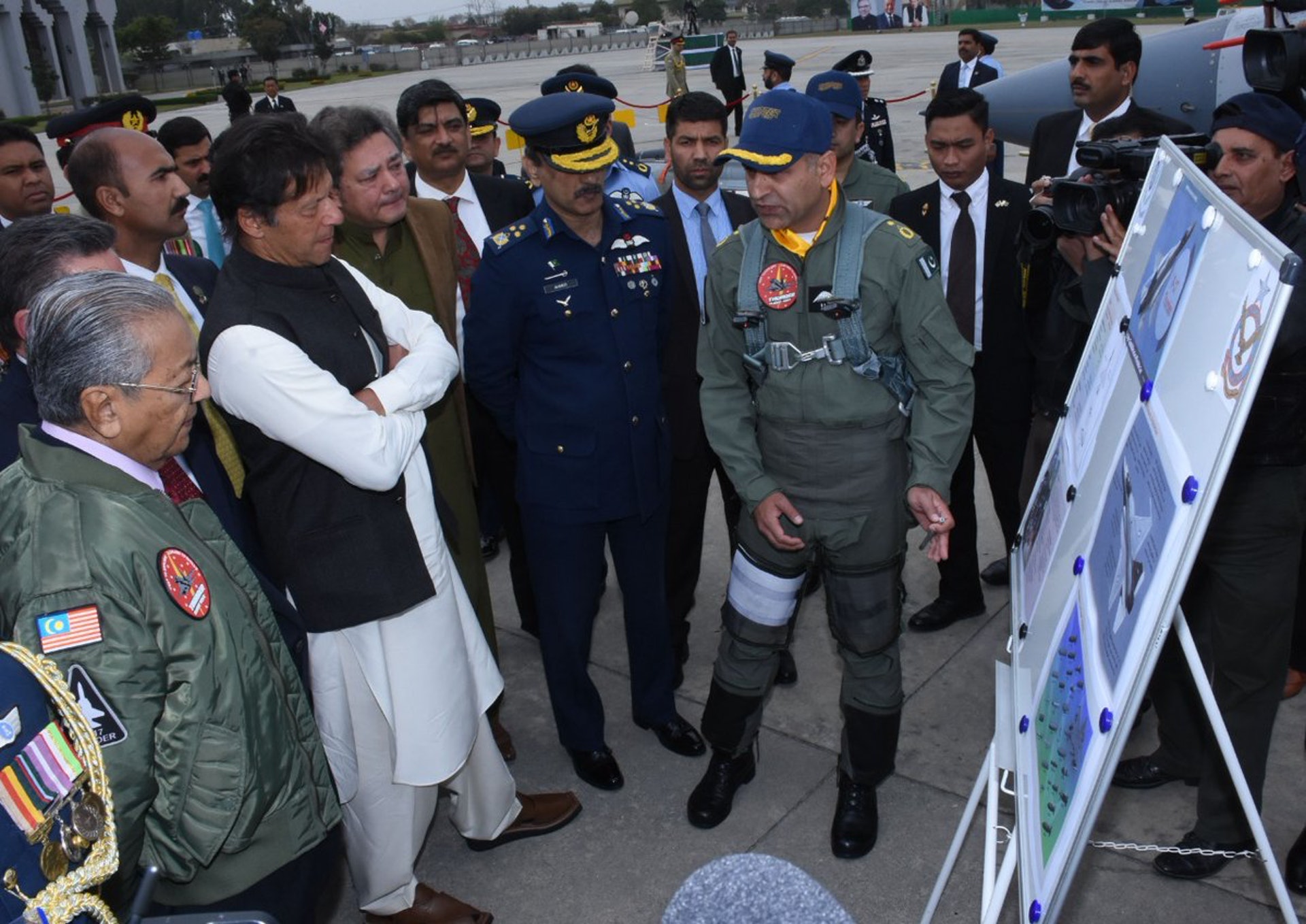 馬哈蒂爾在巴基斯坦檢視梟龍戰機,巴基斯坦總理伊姆蘭汗在旁陪同。(巴基斯坦政府Twitter)