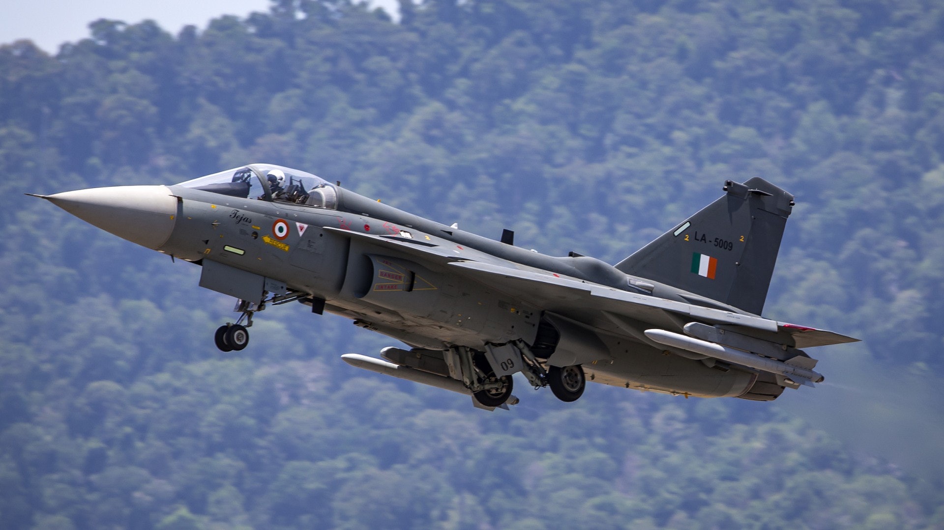 在2019年馬來西亞蘭卡威航展上,印度空軍LCA光輝戰機進行飛行表演。(視覺中國)