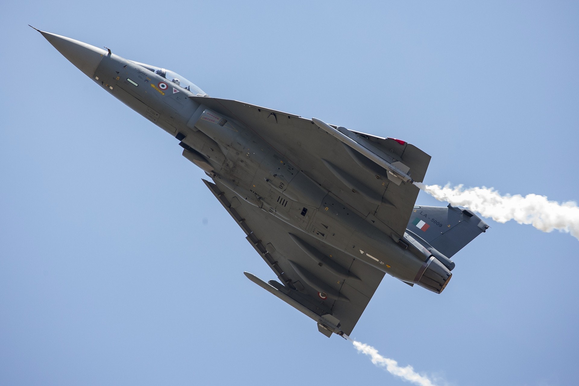 在2019年馬來西亞蘭卡威航展上,印度空軍LCA光輝戰機進行飛行表演。(視覺中國)