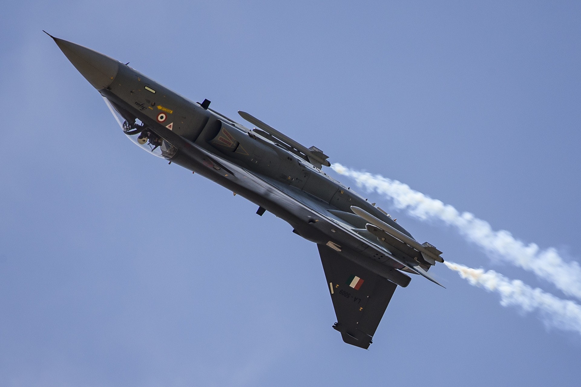 在2019年馬來西亞蘭卡威航展上,印度空軍LCA光輝戰機進行飛行表演。(視覺中國)