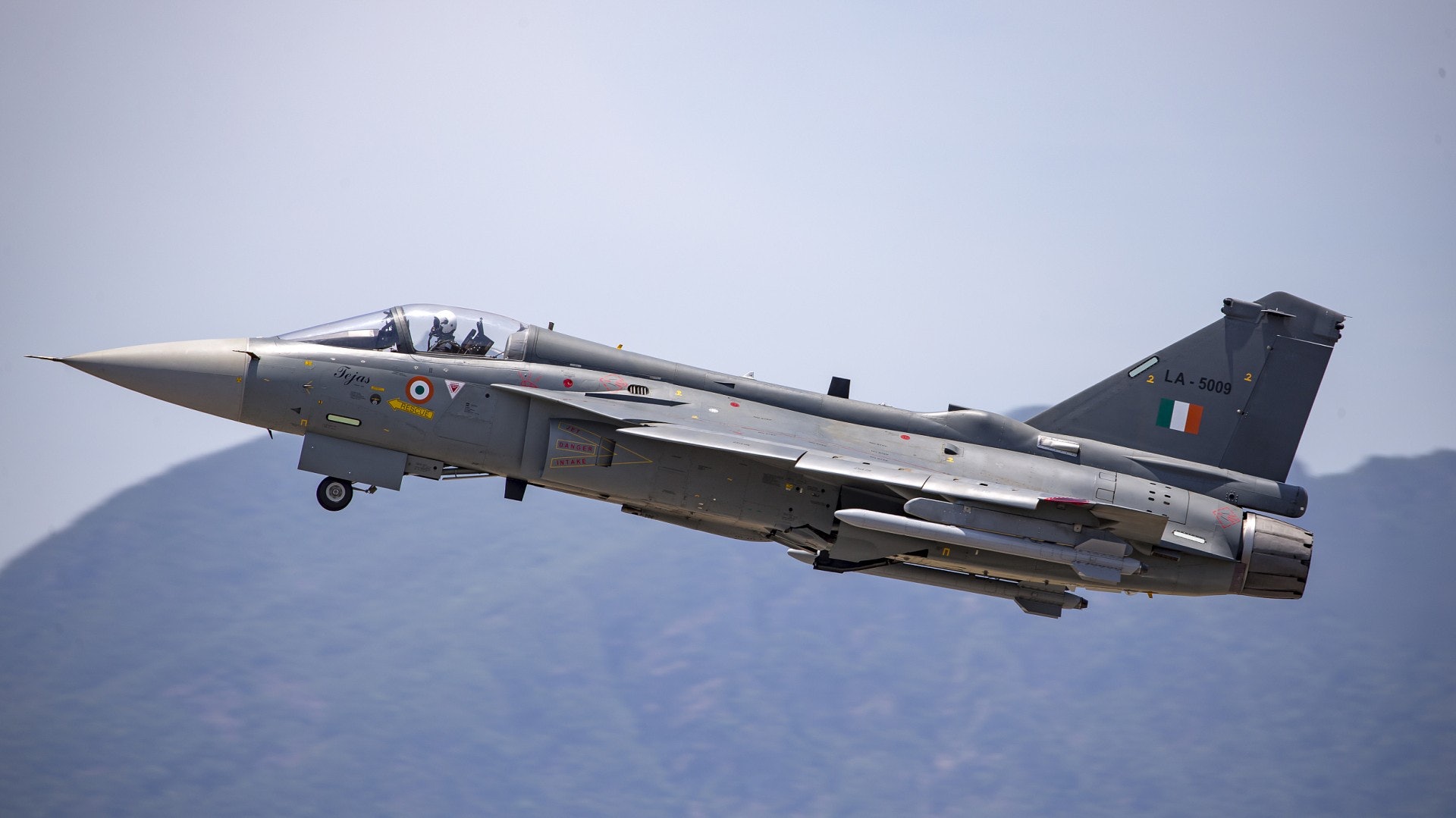 在2019年馬來西亞蘭卡威航展上,印度空軍LCA光輝戰機進行飛行表演。(視覺中國)