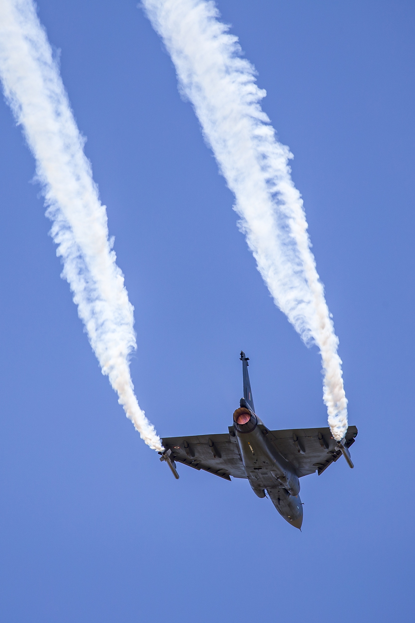 在2019年馬來西亞蘭卡威航展上，印度空軍LCA光輝戰機進行飛行表演。（視覺中國）