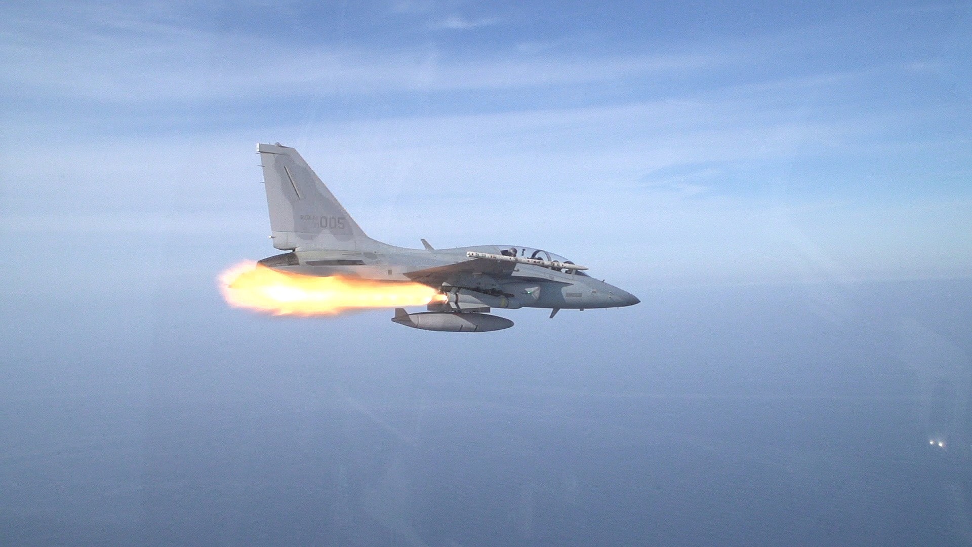 韓國FA-50戰機進行對地武裝實彈射擊。(視覺中國)