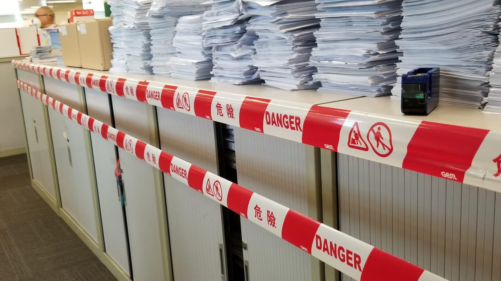 衞生署人員今午到國泰貨運站5樓消毒，並圍封中招員工的工作範圍，在有關區域圍上寫有「危險」的封條。（國泰工會提供）