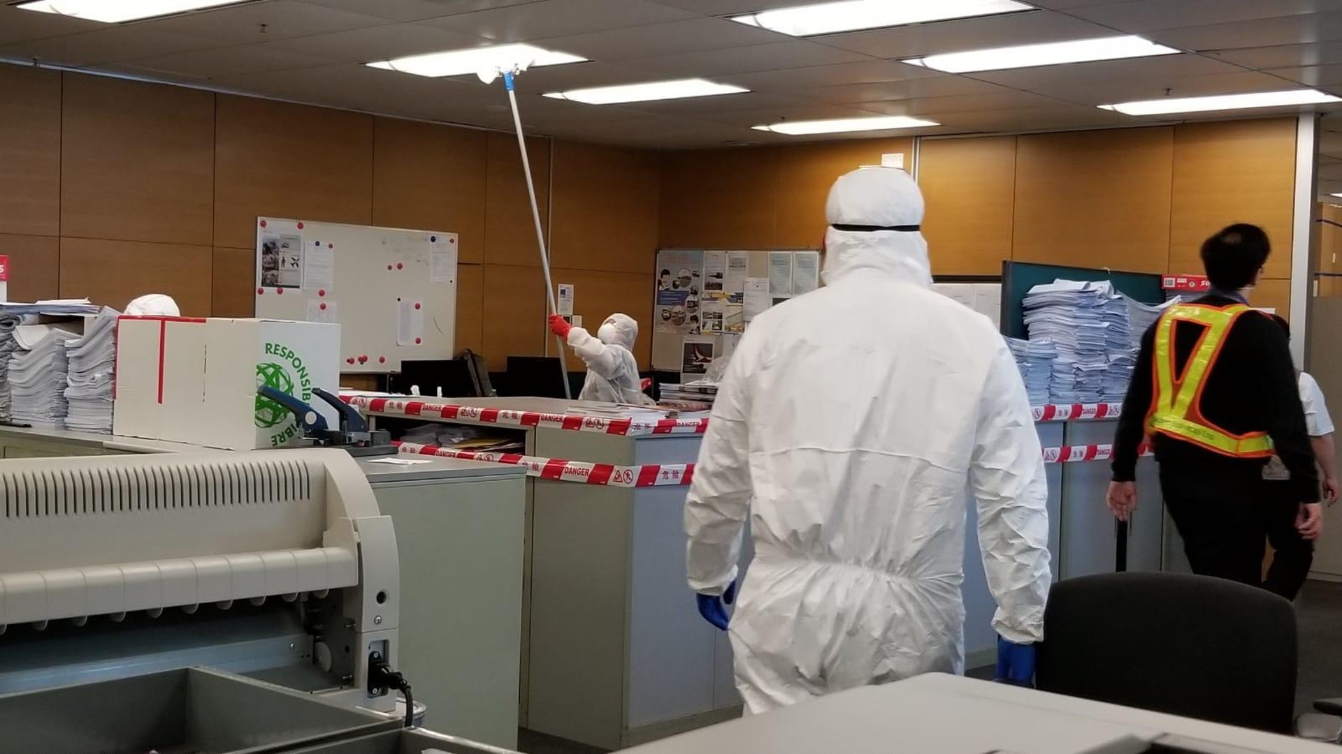 衞生署人員今午到國泰貨運站5樓消毒,並圍封中招員工的工作範圍。(國泰工會提供) 衞生署人員今午到國泰貨運站5樓消毒,並圍封中招員工的工作範圍。(國泰工會提供)