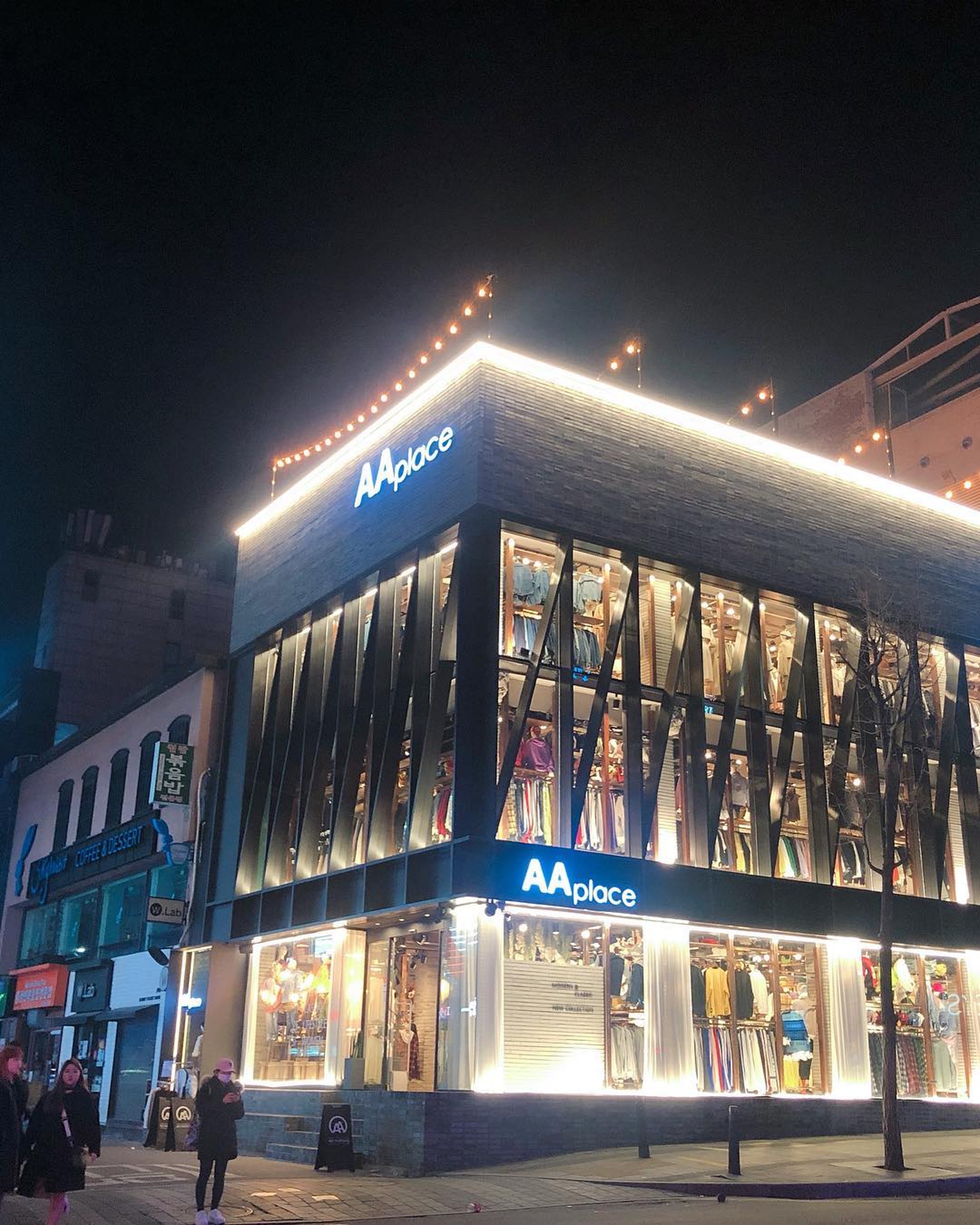 新開的AA Place就位於弘大大街的轉角處,位置方便!(圖片來源︰shin_x.v@IG) 韓國購物
