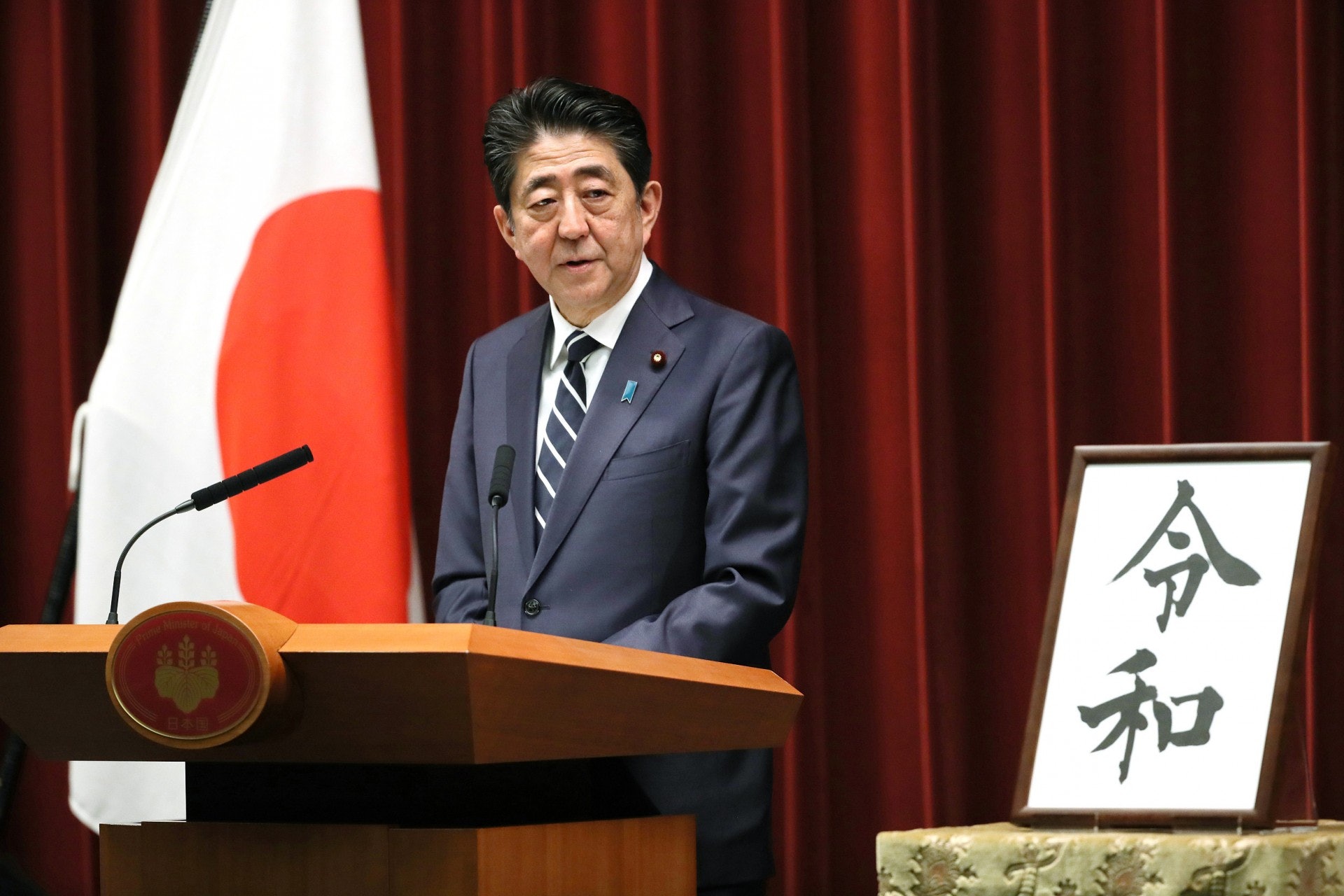 「牛彈琴」認為安倍意在顯示日本的文化獨立,有很深的政治寓意,但事實卻不如他所願。(資料圖片)