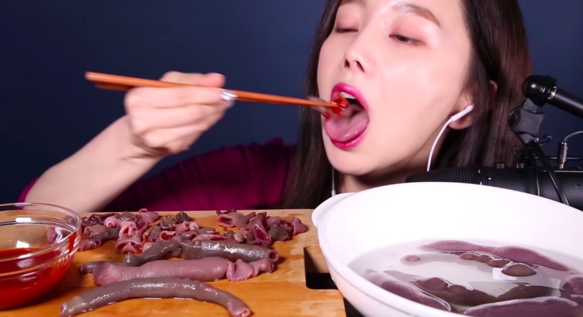 佢之前試過生食豬內臟。(youtube截圖) 佢之前試過生食豬內臟。(youtube截圖)