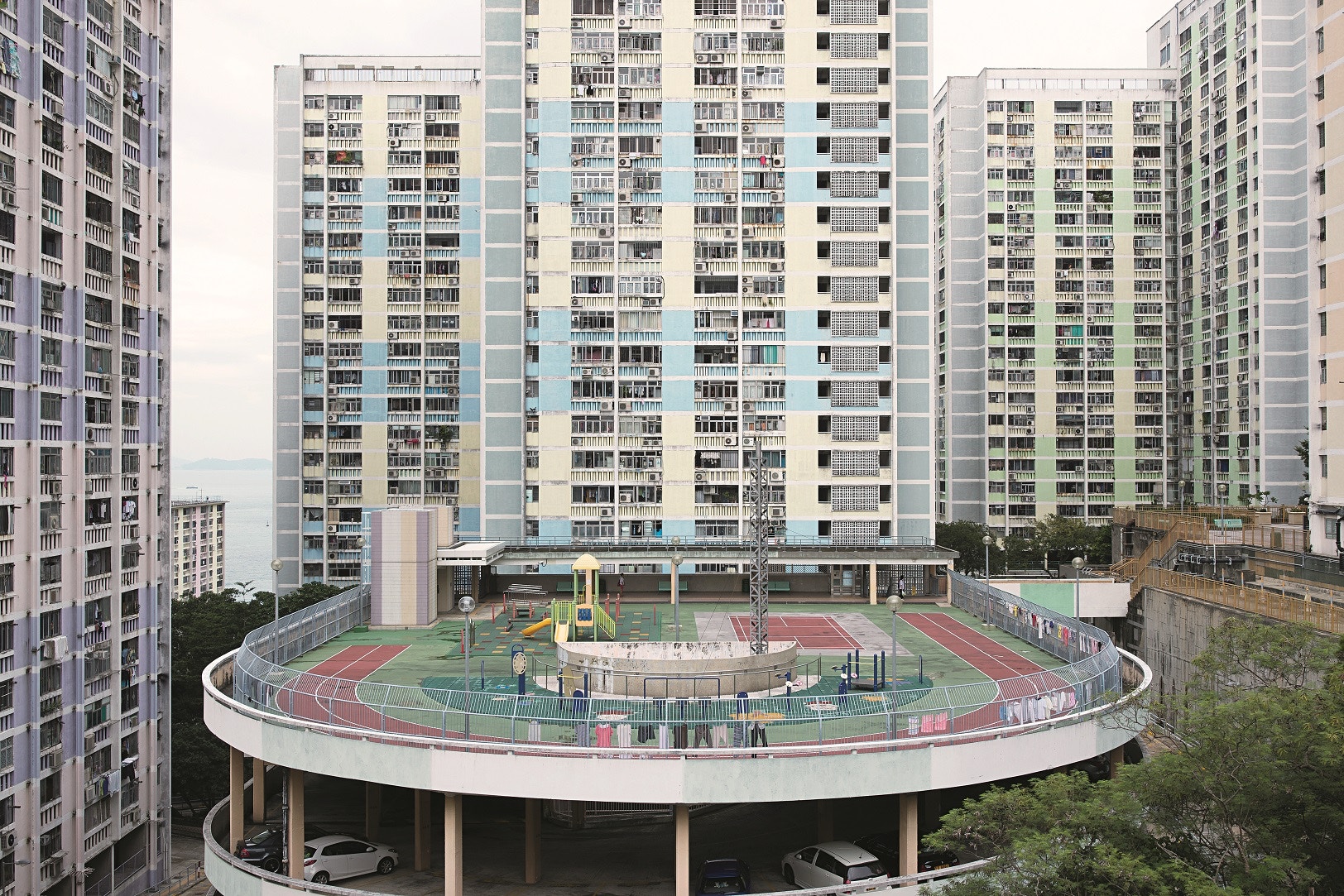 遊樂場興建在停車場上方，半圓跑道成了雙塔式大廈以外的有趣風景。