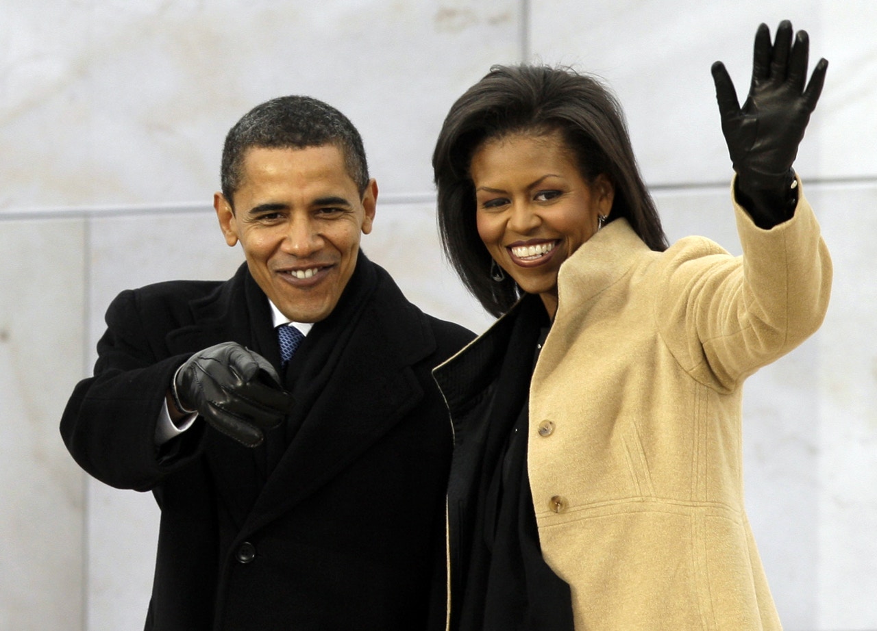 美國第一夫人米歇爾（Michelle Obama）是第44任美國總統奧巴馬的妻子。她是首位美籍非裔第一夫人，任內積極推動教育、貧窮、健康與女權等議題。她的形象正面親民，為丈夫總統奧巴馬在外交、社會及家庭各方面帶來正面的幫助。「01影像」收集了米歇爾歷年來多個精彩畫面，與大家一起回顧她擔任第一夫人的多年生涯。2009年，奧巴馬與第一夫人米歇爾在華盛頓出席一個活動時向民眾揮手。（Alex Brandon／美聯社）