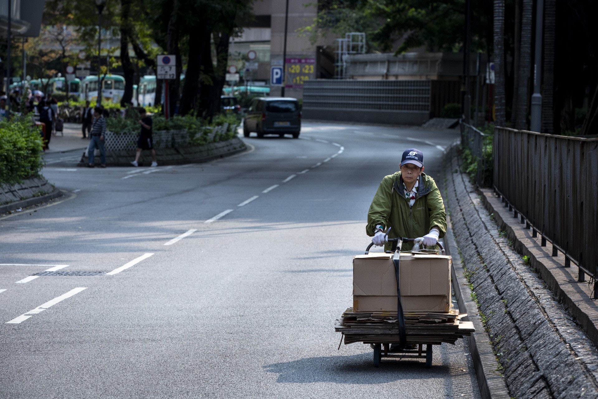 馬路是黃姐必須經過的道路。（羅君豪攝）