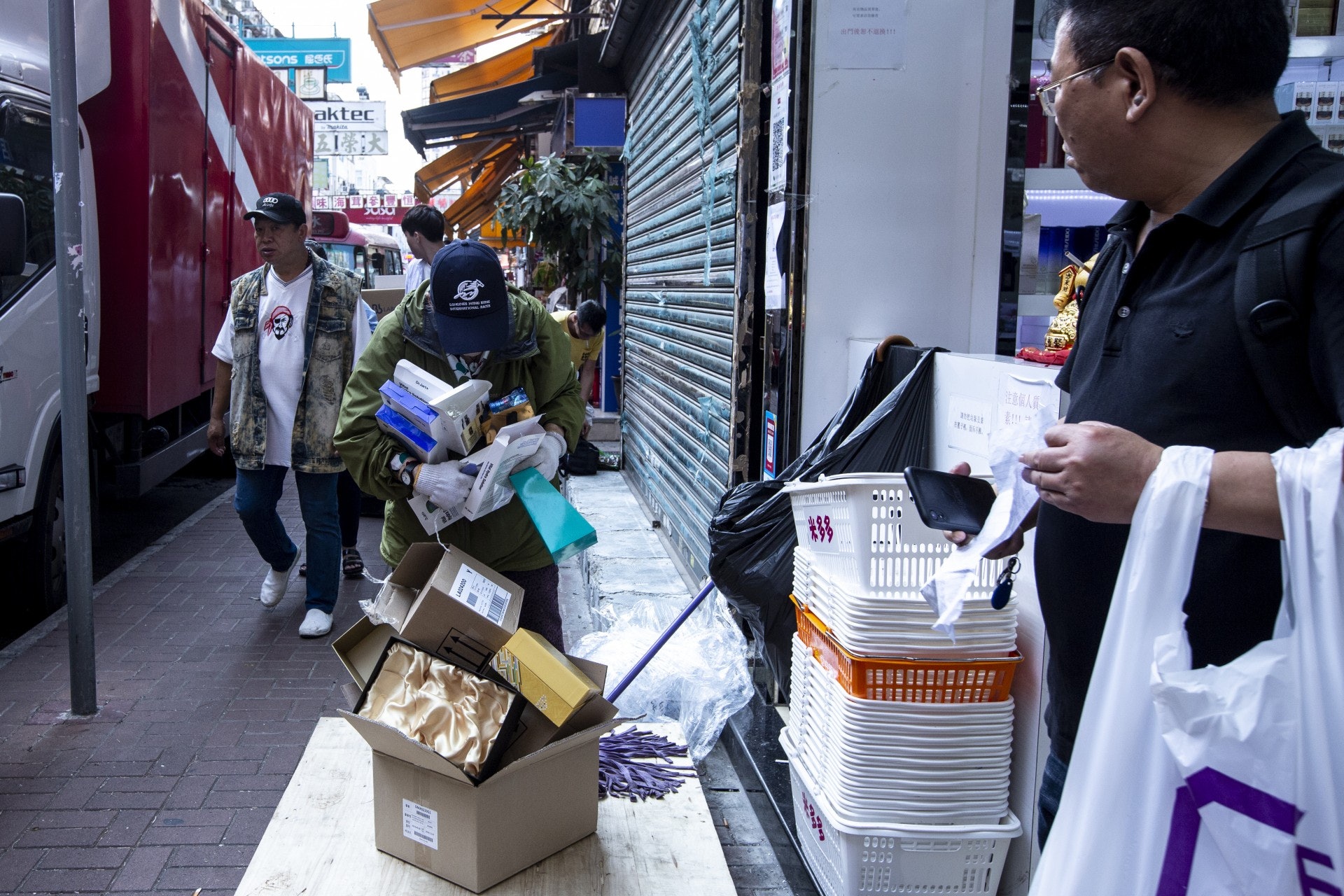 經過商鋪，不少熟悉黃姐的店鋪會將紙皮放到店外。（羅君豪攝）