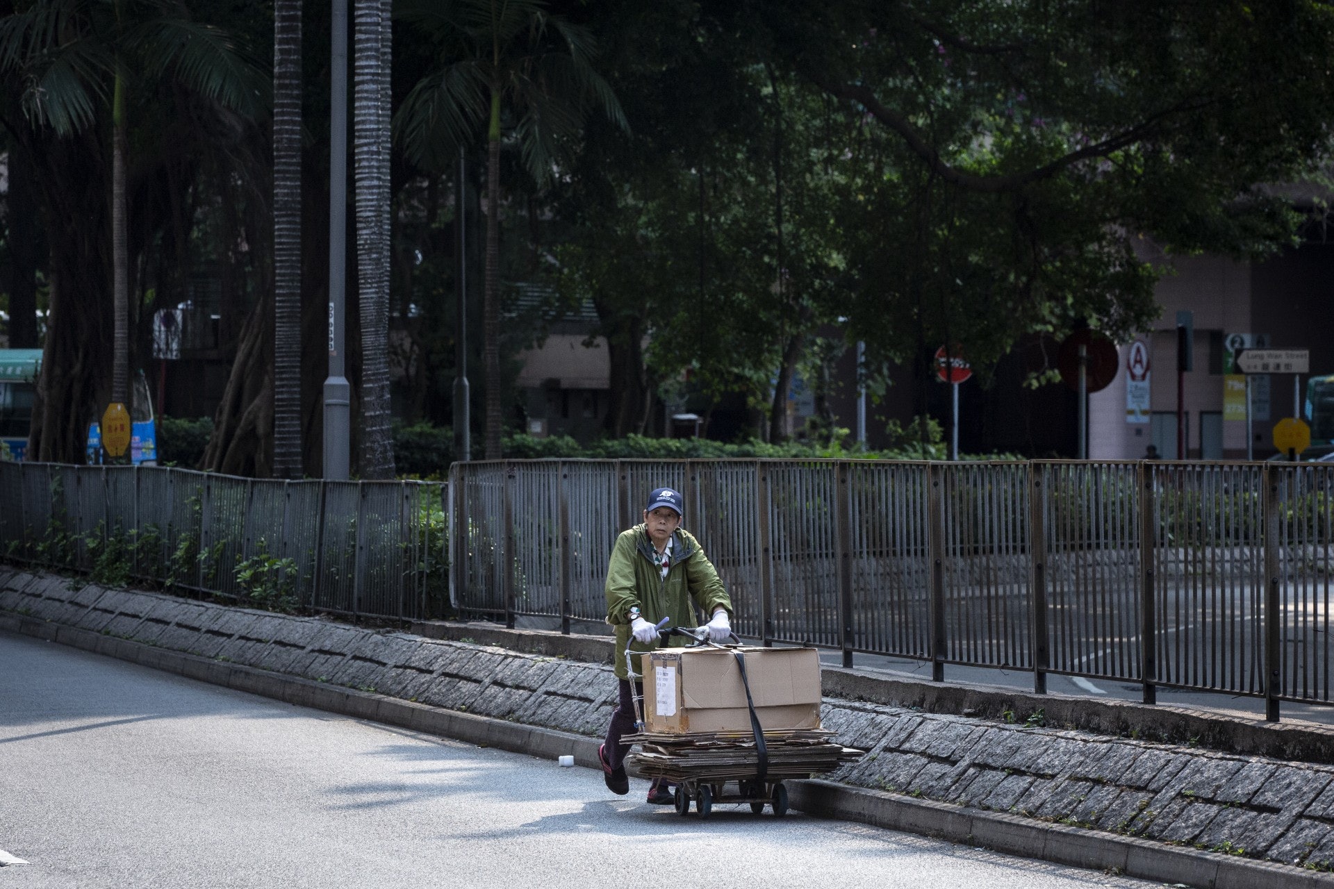 馬路是黃姐必須經過的道路。(羅君豪攝) 馬路是黃姐必須經過的道路。(羅君豪攝)