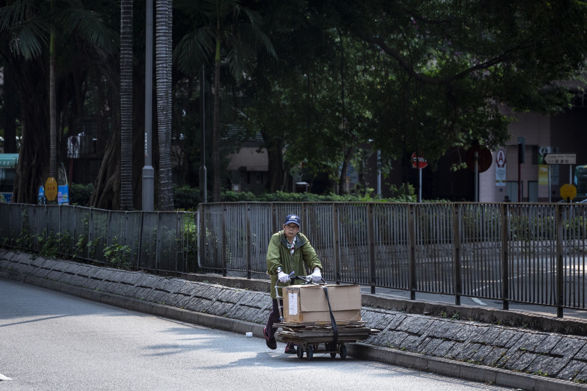 馬路是黃姐必須經過的道路。（羅君豪攝）