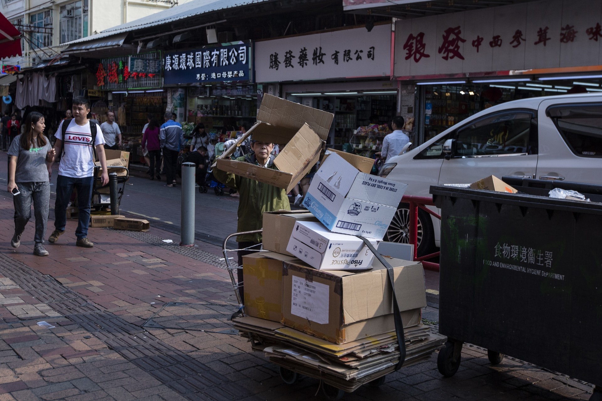 經過商鋪,不少熟悉黃姐的店鋪會將紙皮放到店外。(羅君豪攝) 經過商鋪,不少熟悉黃姐的店鋪會將紙皮放到店外。(羅君豪攝)