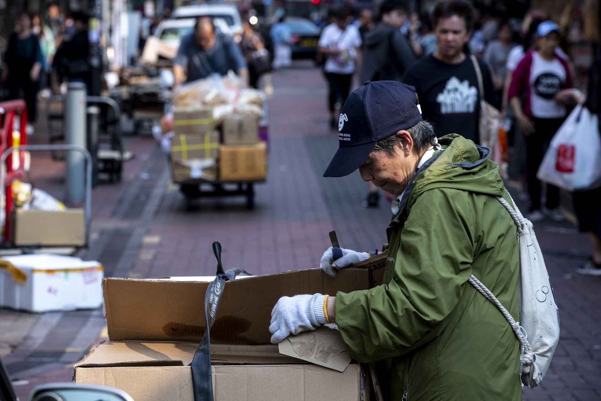 分類、切割，是方便運送的其中一個必要步驟。（羅君豪攝）