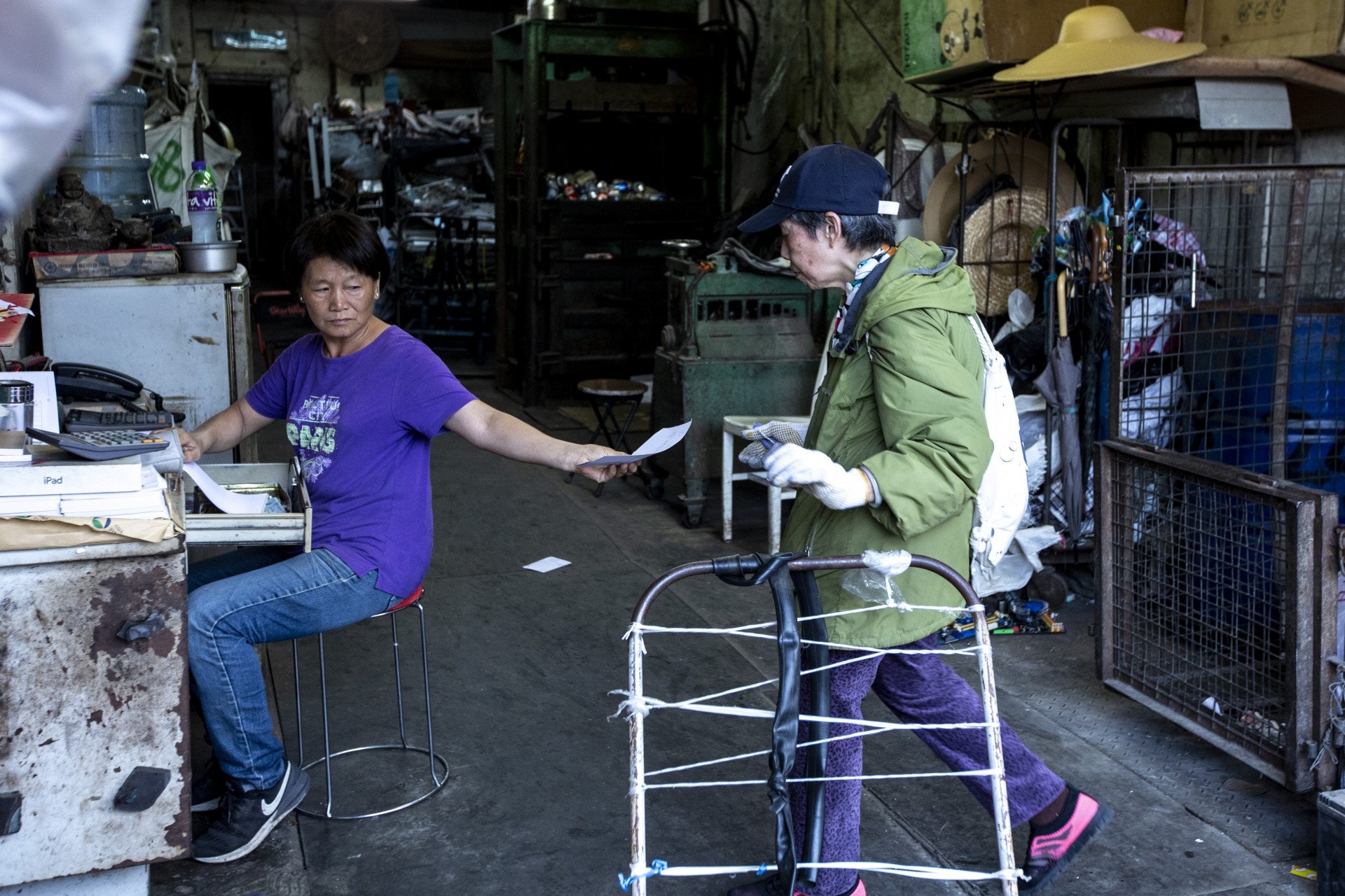 見到回收商後,量度重量、交出紙皮、收到金錢,一切在短於一分鐘的時間內完成。(羅君豪攝) 見到回收商後,量度重量、交出紙皮、收到金錢,一切在短於一分鐘的時間內完成。(羅君豪攝)