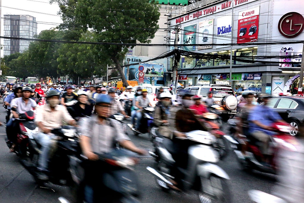 對遊客來說，在越南過馬路是一件瘋狂的事。（Gettyimages）