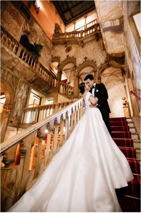 两人在楼梯上情深一吻，非常甜蜜。