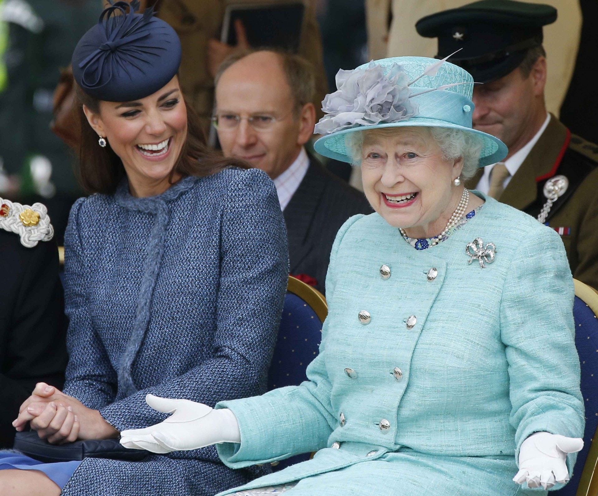 2012年剛好是英女王登基60年紀念，店內茶室特意易名Diamond Jubilee，女皇亦穿著TiffanyBlue色調的服裝前來剪綵，跟品牌標誌性色調不約而同。圖為另一活動照片。（圖片來源：Getty Image）