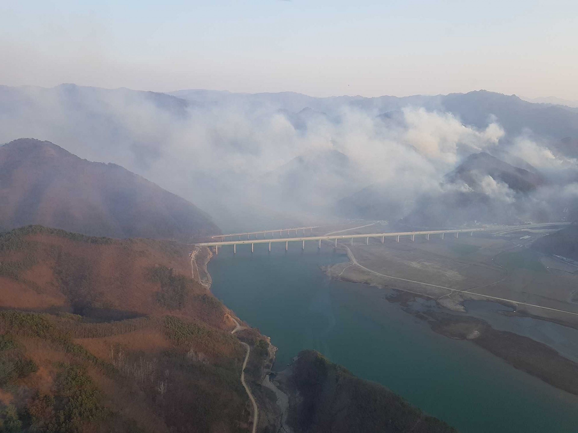 高城郡山火：韩国高城郡4月4日晚发生严重山火。火势持续直至天明。镜头从高空拍摄，可见四处烟雾弥漫。（视觉中国）
