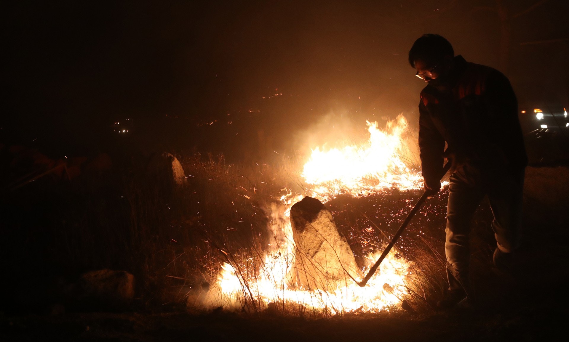 高城郡山火：韩国高城郡4月4日发生严重山火，图为一人尝试灭火。（视觉中国）