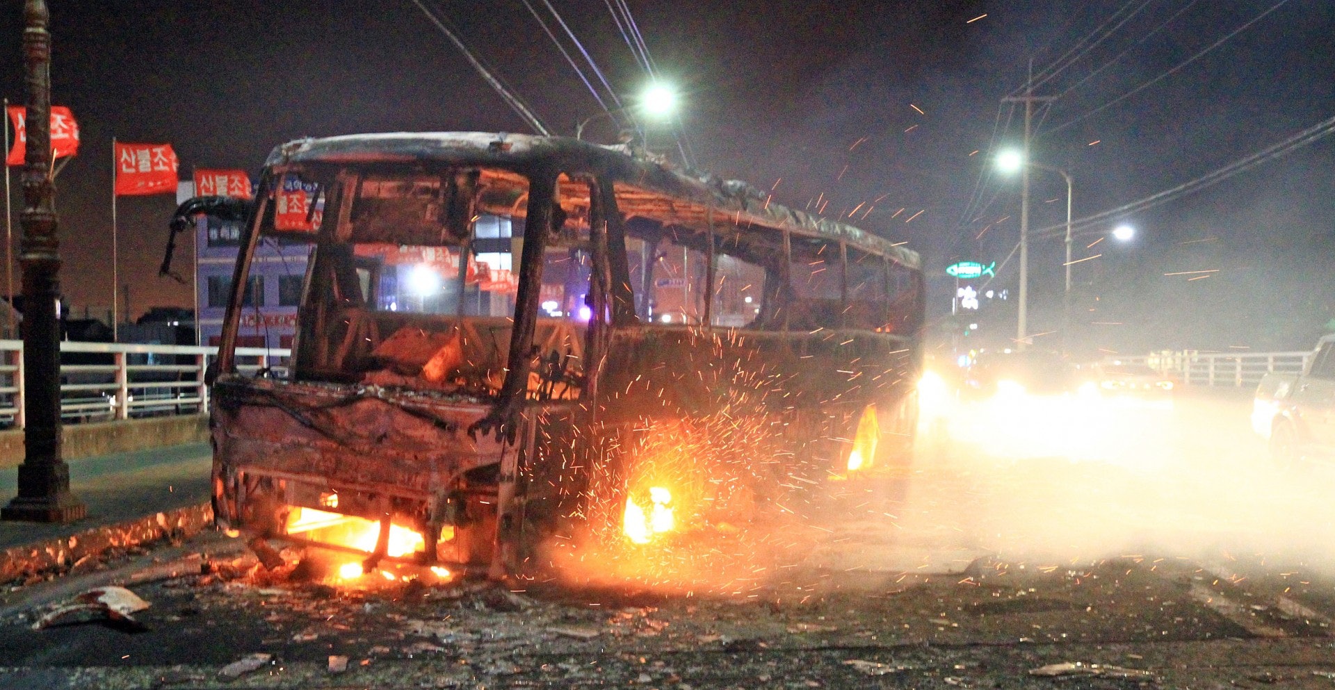 高城郡山火:韓國高城郡4月4日晚發生嚴重山火,圖為1部被燒毀的巴士,現場遍地玻璃碎片。(視覺中國) 高城郡山火:韓國高城郡4月4日晚發生嚴重山火,圖為1部被燒毀的巴士,現場遍地玻璃碎片。(視覺中國)